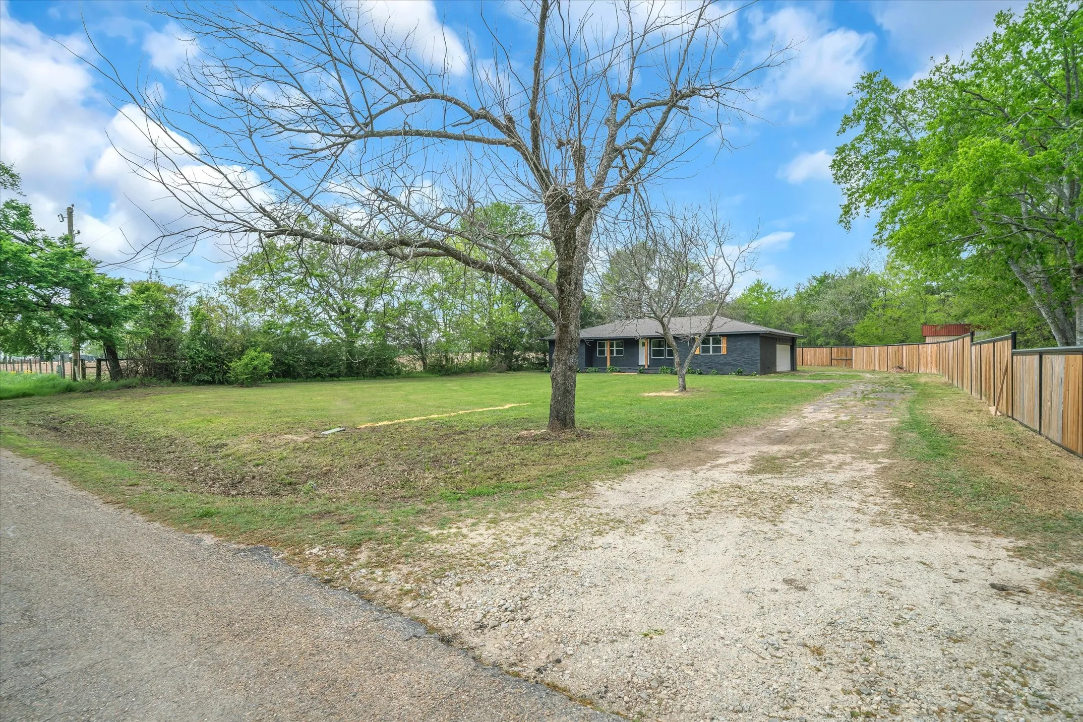 Single Family Residence For Sale in Van Zandt County , 342 VZ County Road 2101, Canton, Texas 75103, 4 Bedrooms, 2 Bathrooms, 2 Garage spaces, 2,105 Sqft, built in 1965, Price $285,000, mls#21173917, Real Estate Agent in Canton, Homes For Sale in Van Zandt county, Homes For Sale in Canton, Realtor in Canton Texas, Real Estate Brokerage Independent Realty Texas, Luminita Cordes Realtor