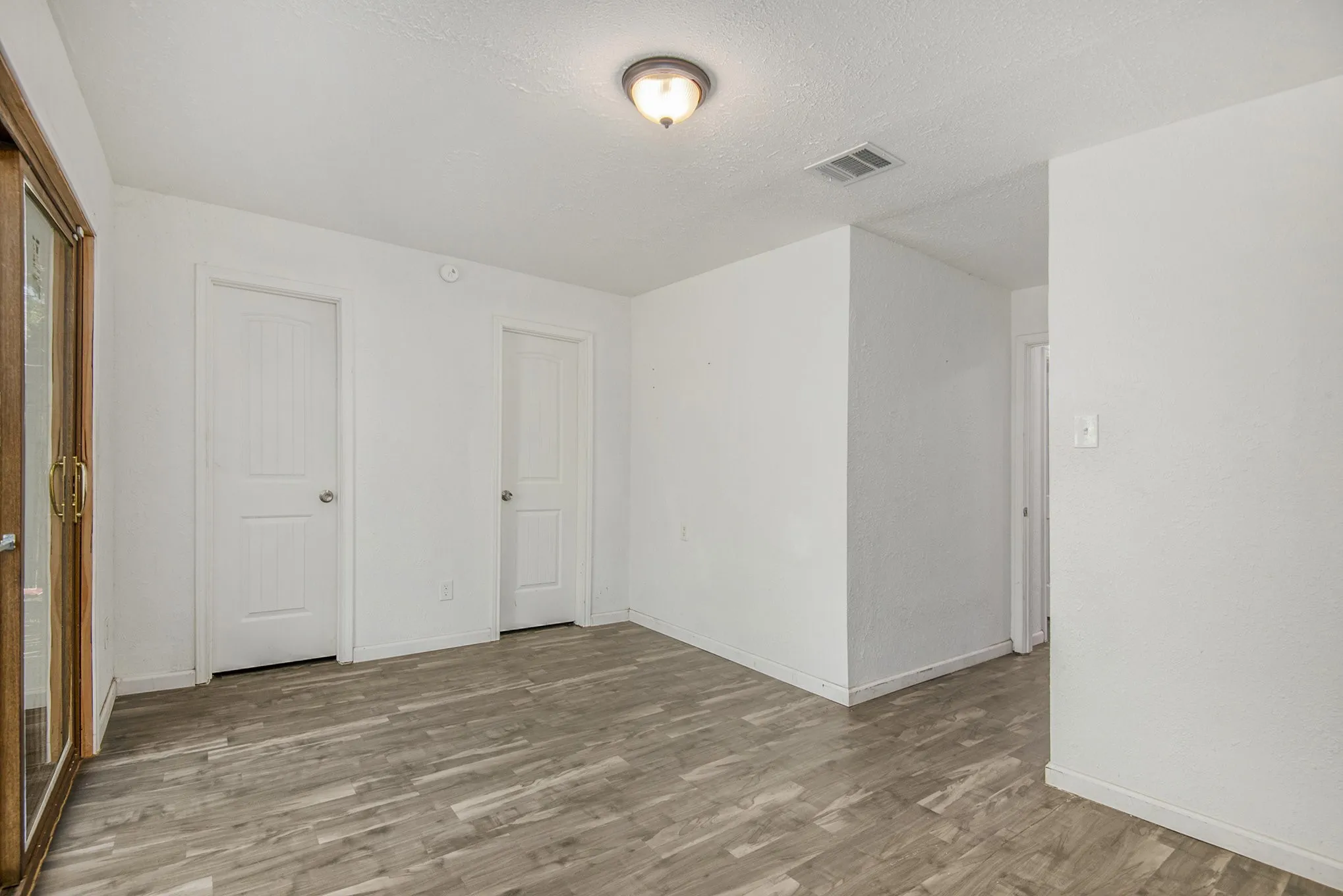 Single Family Residence For Rent in Tarrant County , 6000 Calloway Court, Fort Worth, Texas 76114, 2 Bedrooms, 2 Bathrooms, 2 Garage spaces, 900 Sqft, built in 1981, Preowned, Price $1,400, mls#21176312, Real Estate Agent in Fort Worth, Homes For Rent in Tarrant county, Homes For Rent in Fort Worth, Realtor in Fort Worth Texas, Real Estate Brokerage Independent Realty Texas, Luminita Cordes Realtor