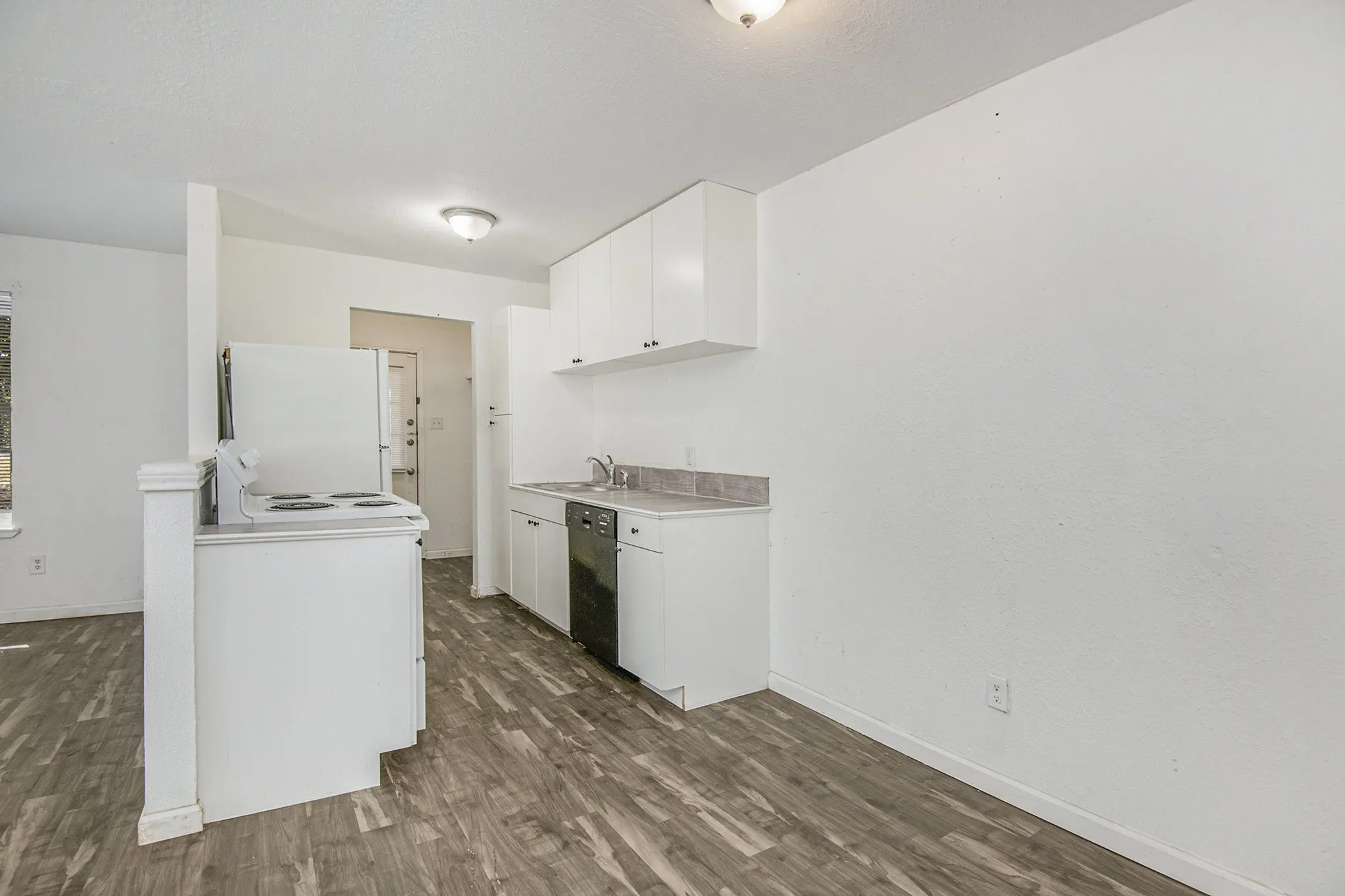 Single Family Residence For Rent in Tarrant County , 6000 Calloway Court, Fort Worth, Texas 76114, 2 Bedrooms, 2 Bathrooms, 2 Garage spaces, 900 Sqft, built in 1981, Preowned, Price $1,400, mls#21176312, Real Estate Agent in Fort Worth, Homes For Rent in Tarrant county, Homes For Rent in Fort Worth, Realtor in Fort Worth Texas, Real Estate Brokerage Independent Realty Texas, Luminita Cordes Realtor