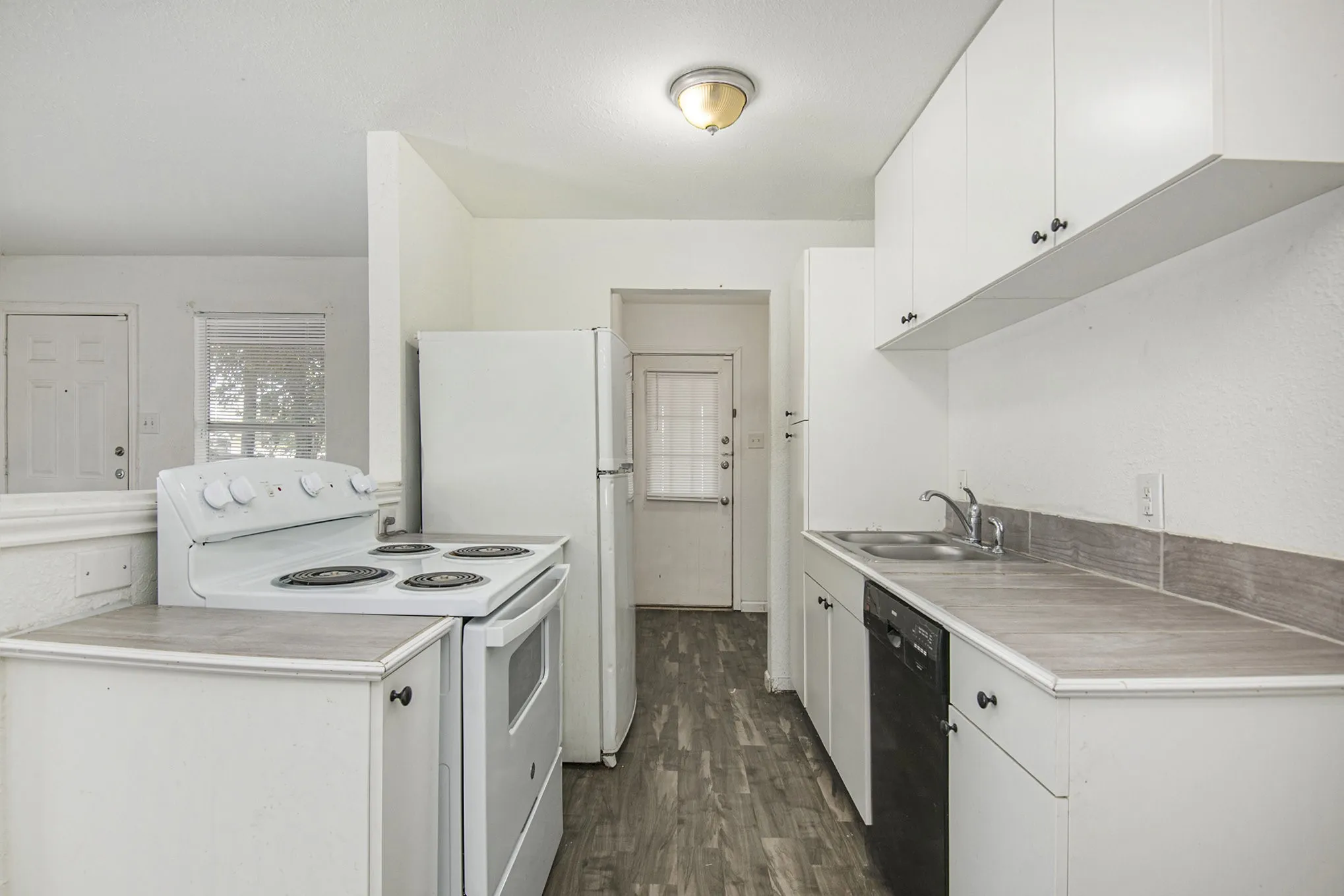 Single Family Residence For Rent in Tarrant County , 6000 Calloway Court, Fort Worth, Texas 76114, 2 Bedrooms, 2 Bathrooms, 2 Garage spaces, 900 Sqft, built in 1981, Preowned, Price $1,400, mls#21176312, Real Estate Agent in Fort Worth, Homes For Rent in Tarrant county, Homes For Rent in Fort Worth, Realtor in Fort Worth Texas, Real Estate Brokerage Independent Realty Texas, Luminita Cordes Realtor