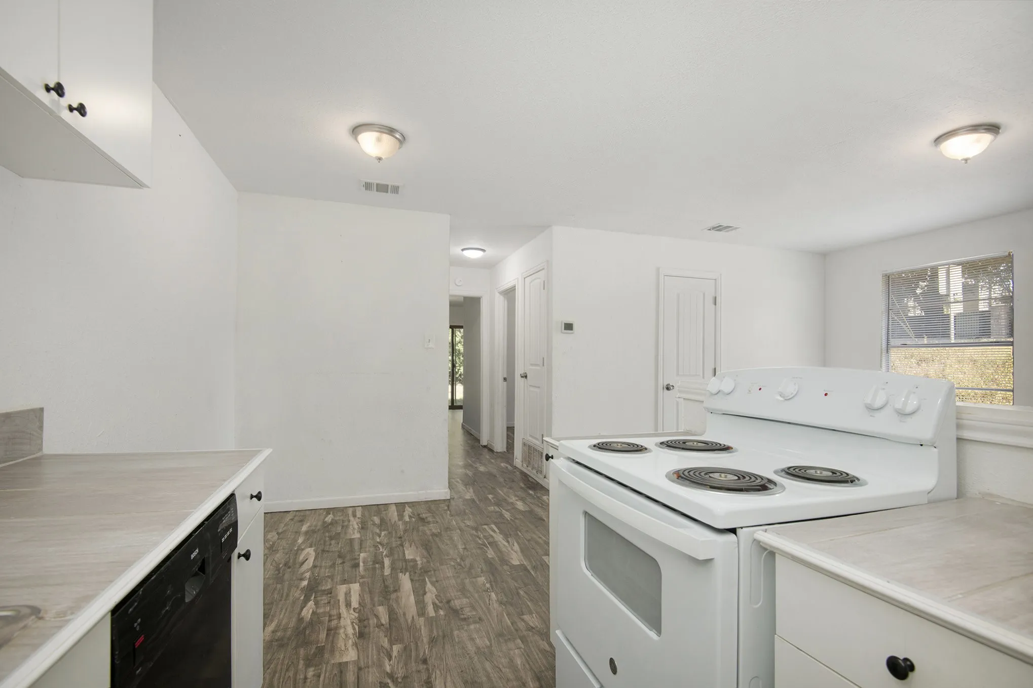 Single Family Residence For Rent in Tarrant County , 6000 Calloway Court, Fort Worth, Texas 76114, 2 Bedrooms, 2 Bathrooms, 2 Garage spaces, 900 Sqft, built in 1981, Preowned, Price $1,400, mls#21176312, Real Estate Agent in Fort Worth, Homes For Rent in Tarrant county, Homes For Rent in Fort Worth, Realtor in Fort Worth Texas, Real Estate Brokerage Independent Realty Texas, Luminita Cordes Realtor