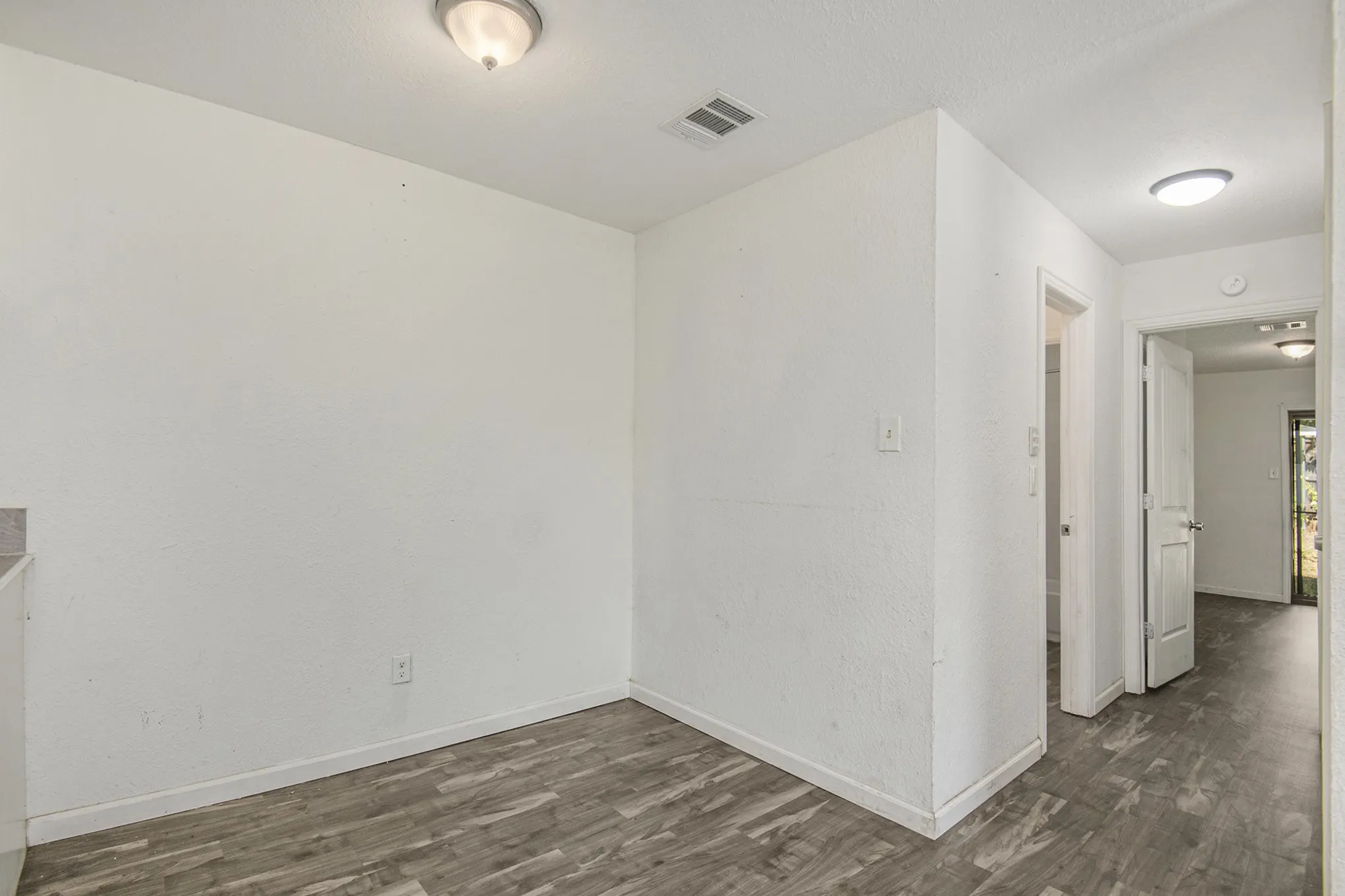 Single Family Residence For Rent in Tarrant County , 6000 Calloway Court, Fort Worth, Texas 76114, 2 Bedrooms, 2 Bathrooms, 2 Garage spaces, 900 Sqft, built in 1981, Preowned, Price $1,400, mls#21176312, Real Estate Agent in Fort Worth, Homes For Rent in Tarrant county, Homes For Rent in Fort Worth, Realtor in Fort Worth Texas, Real Estate Brokerage Independent Realty Texas, Luminita Cordes Realtor