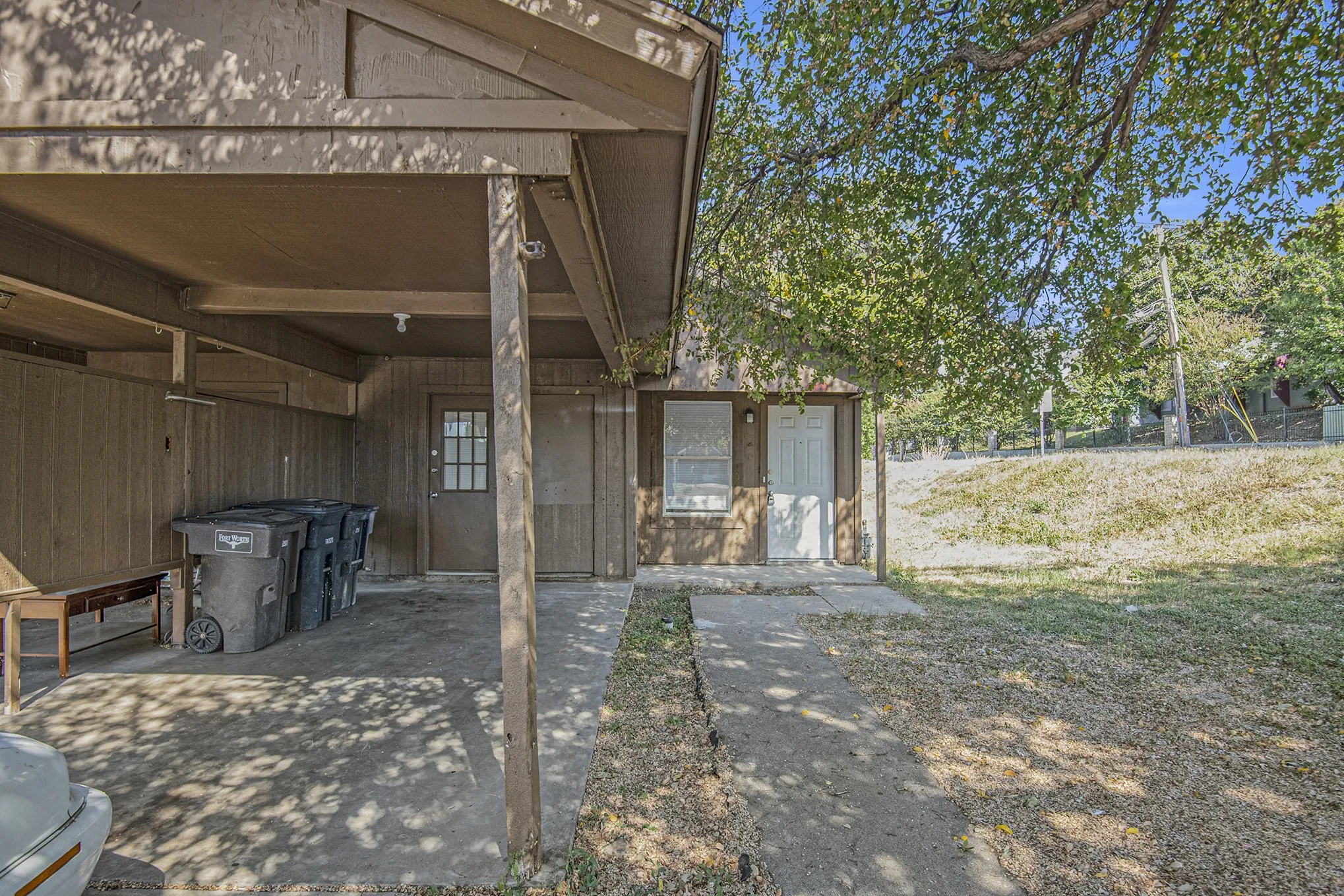 Single Family Residence For Rent in Tarrant County , 6000 Calloway Court, Fort Worth, Texas 76114, 2 Bedrooms, 2 Bathrooms, 2 Garage spaces, 900 Sqft, built in 1981, Preowned, Price $1,400, mls#21176312, Real Estate Agent in Fort Worth, Homes For Rent in Tarrant county, Homes For Rent in Fort Worth, Realtor in Fort Worth Texas, Real Estate Brokerage Independent Realty Texas, Luminita Cordes Realtor