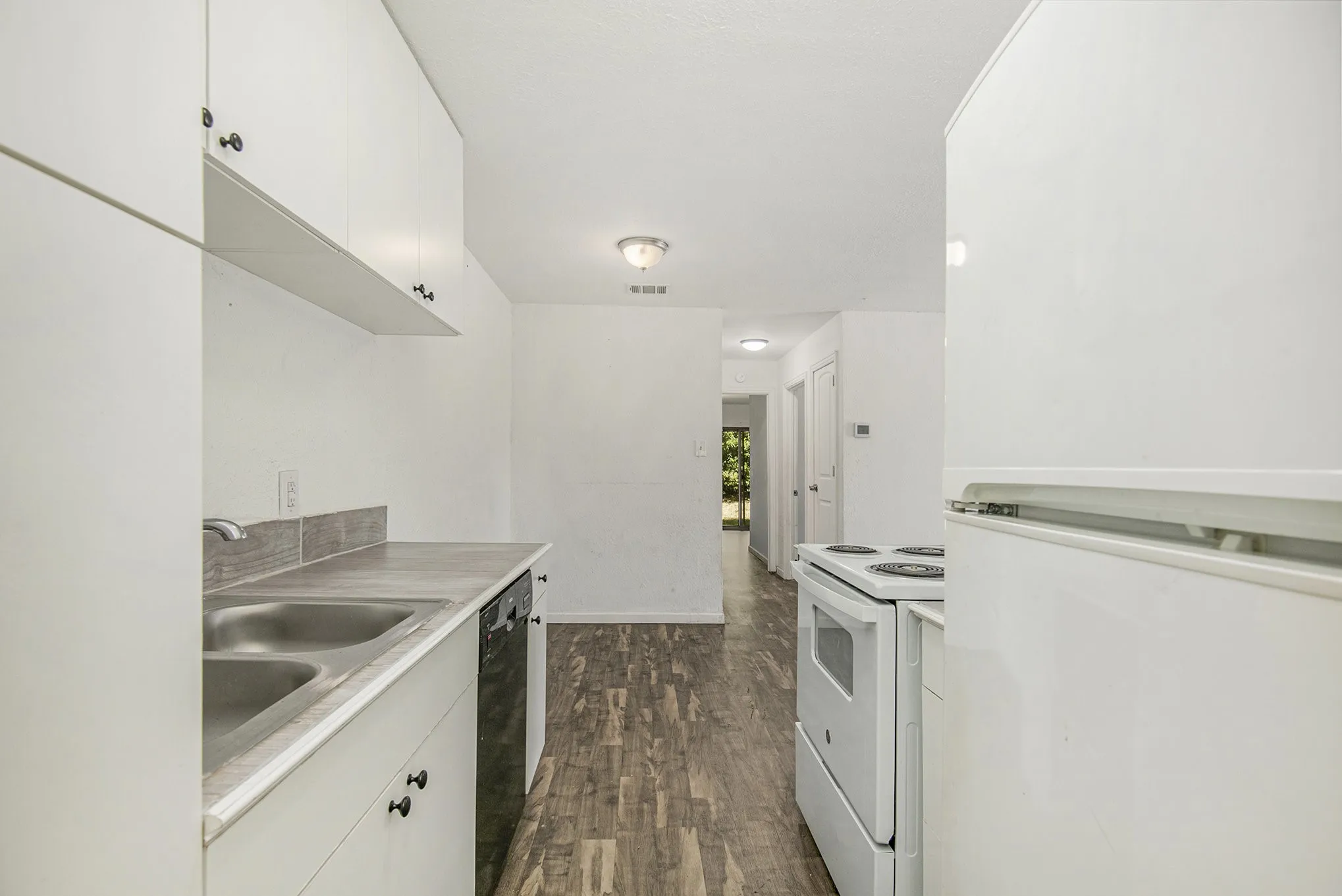 Single Family Residence For Rent in Tarrant County , 6000 Calloway Court, Fort Worth, Texas 76114, 2 Bedrooms, 2 Bathrooms, 2 Garage spaces, 900 Sqft, built in 1981, Preowned, Price $1,400, mls#21176312, Real Estate Agent in Fort Worth, Homes For Rent in Tarrant county, Homes For Rent in Fort Worth, Realtor in Fort Worth Texas, Real Estate Brokerage Independent Realty Texas, Luminita Cordes Realtor