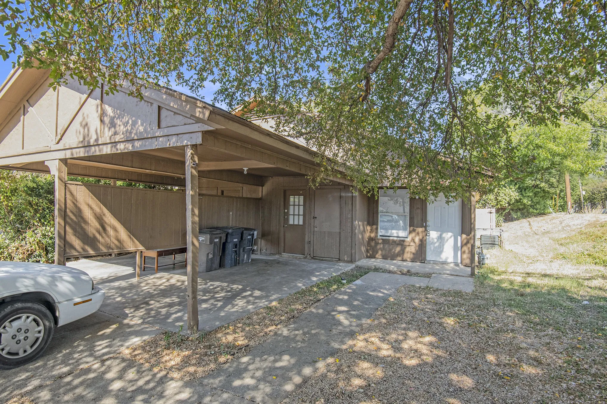 Single Family Residence For Rent in Tarrant County , 6000 Calloway Court, Fort Worth, Texas 76114, 2 Bedrooms, 2 Bathrooms, 2 Garage spaces, 900 Sqft, built in 1981, Preowned, Price $1,400, mls#21176312, Real Estate Agent in Fort Worth, Homes For Rent in Tarrant county, Homes For Rent in Fort Worth, Realtor in Fort Worth Texas, Real Estate Brokerage Independent Realty Texas, Luminita Cordes Realtor