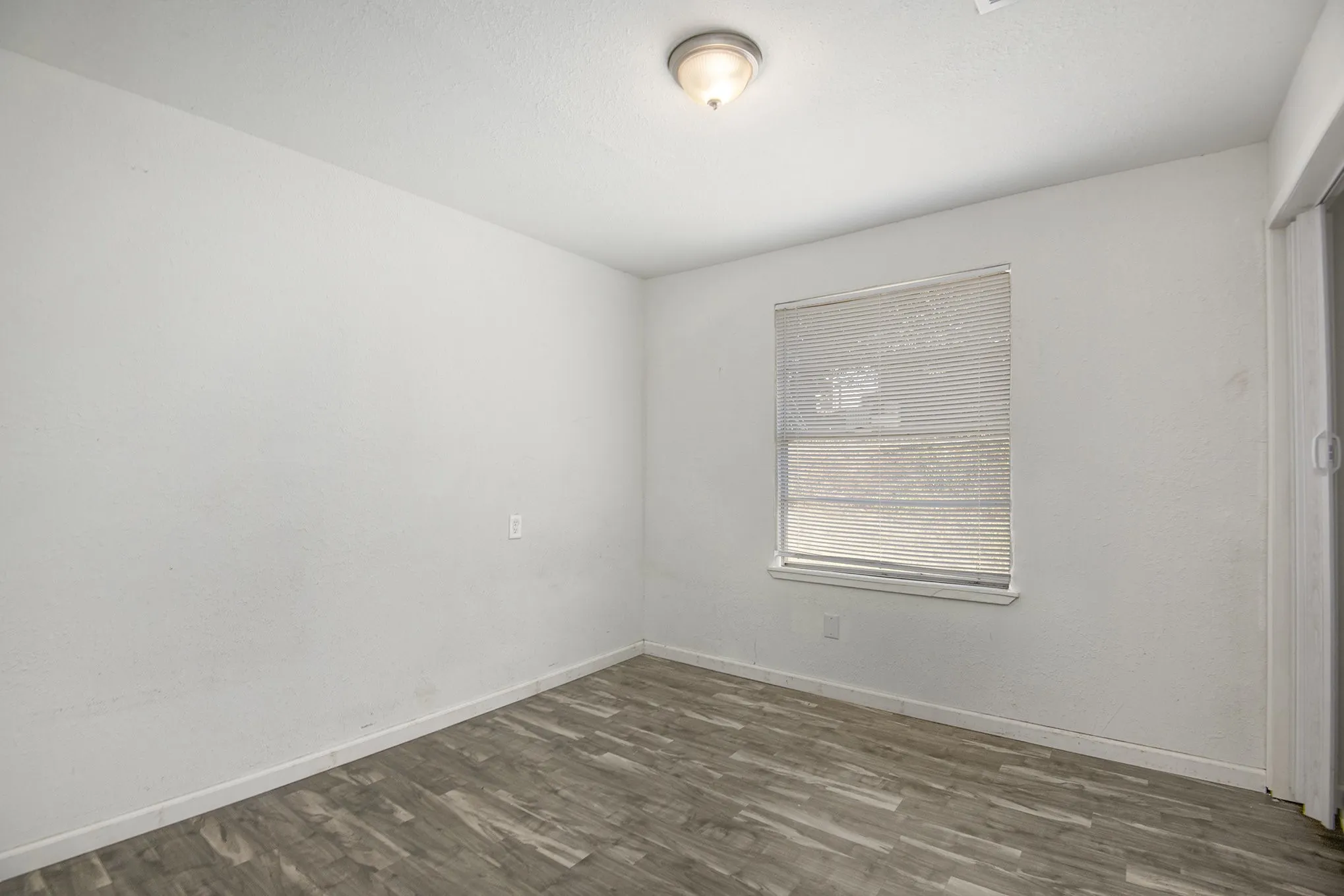 Single Family Residence For Rent in Tarrant County , 6000 Calloway Court, Fort Worth, Texas 76114, 2 Bedrooms, 2 Bathrooms, 2 Garage spaces, 900 Sqft, built in 1981, Preowned, Price $1,400, mls#21176312, Real Estate Agent in Fort Worth, Homes For Rent in Tarrant county, Homes For Rent in Fort Worth, Realtor in Fort Worth Texas, Real Estate Brokerage Independent Realty Texas, Luminita Cordes Realtor