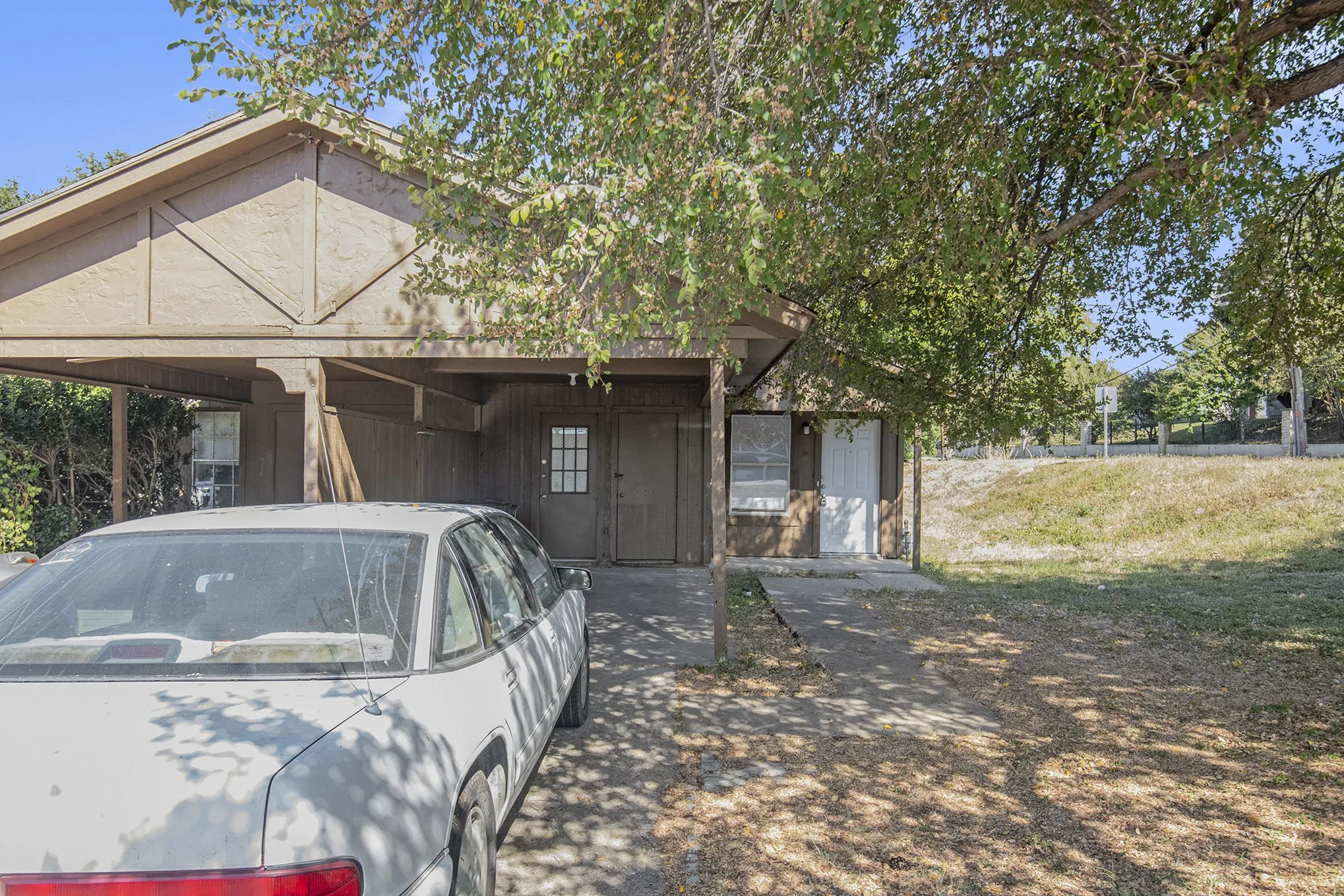Single Family Residence For Rent in Tarrant County , 6000 Calloway Court, Fort Worth, Texas 76114, 2 Bedrooms, 2 Bathrooms, 2 Garage spaces, 900 Sqft, built in 1981, Preowned, Price $1,400, mls#21176312, Real Estate Agent in Fort Worth, Homes For Rent in Tarrant county, Homes For Rent in Fort Worth, Realtor in Fort Worth Texas, Real Estate Brokerage Independent Realty Texas, Luminita Cordes Realtor