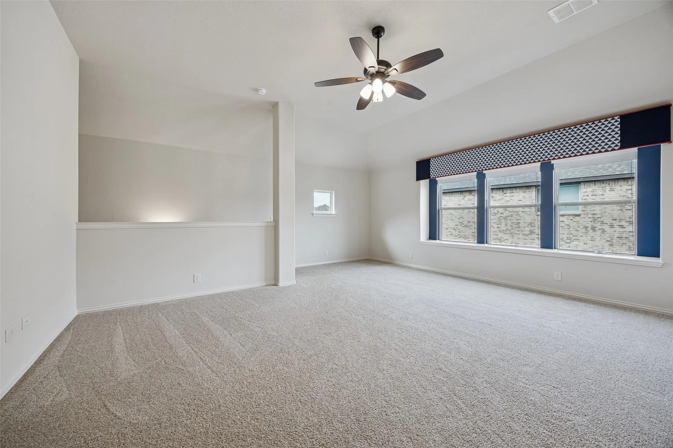 Single Family Residence For Sale in Denton County , 203 Oakcrest Drive, Justin, Texas 76247, 4 Bedroom, 3 Bathroom, 3 Garage spaces, 3,298 Sqft, built in 2018, Preowned, mls#21166129, Real Estate Agent in Justin, Homes For Sale in Denton county, Homes For Sale in Justin, Realtor in Justin Texas, Real Estate Brokerage Independent Realty Texas, Luminita Cordes Realtor