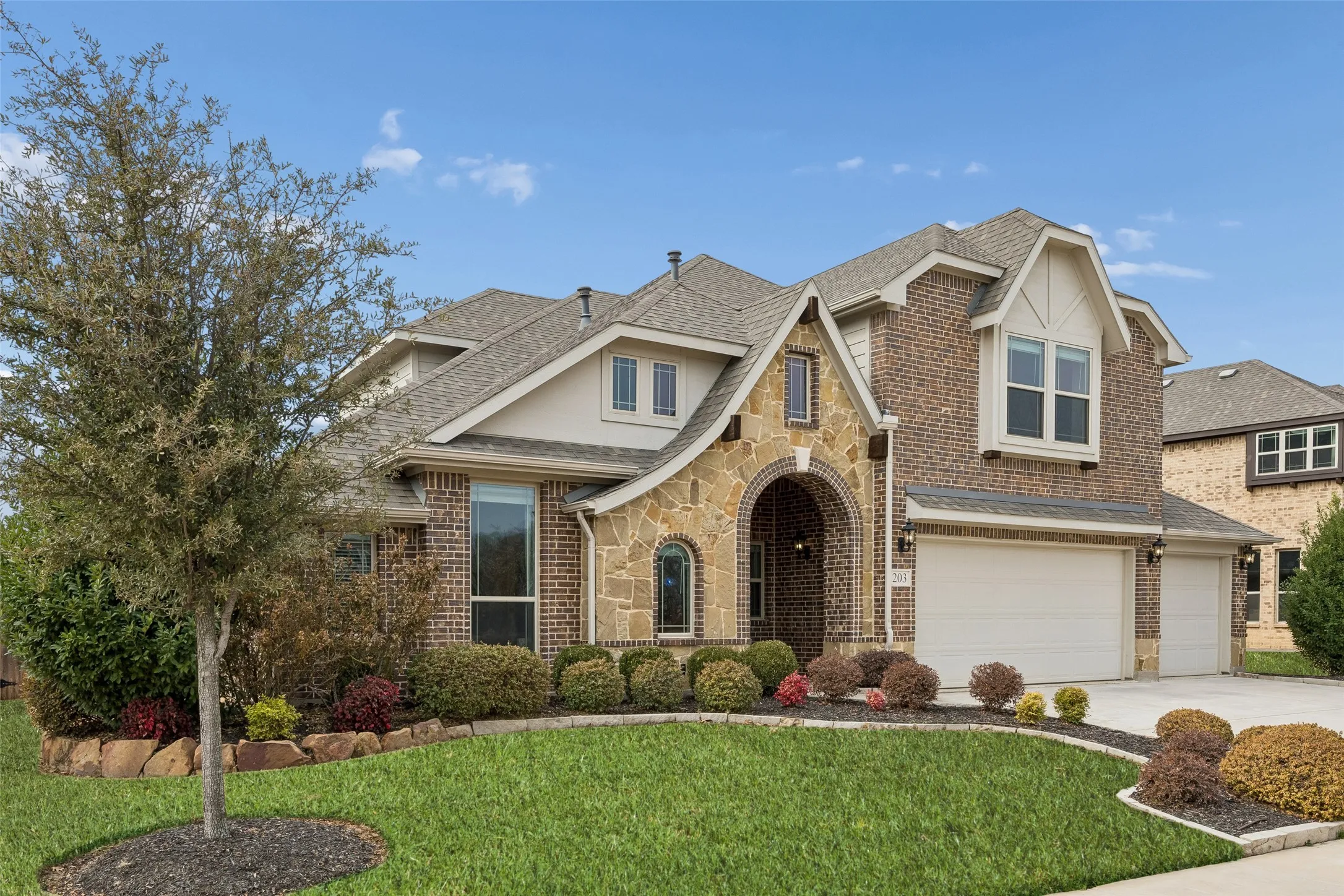 Single Family Residence For Sale in Denton County , 203 Oakcrest Drive, Justin, Texas 76247, 4 Bedroom, 3 Bathroom, 3 Garage spaces, 3,298 Sqft, built in 2018, Preowned, mls#21166129, Real Estate Agent in Justin, Homes For Sale in Denton county, Homes For Sale in Justin, Realtor in Justin Texas, Real Estate Brokerage Independent Realty Texas, Luminita Cordes Realtor