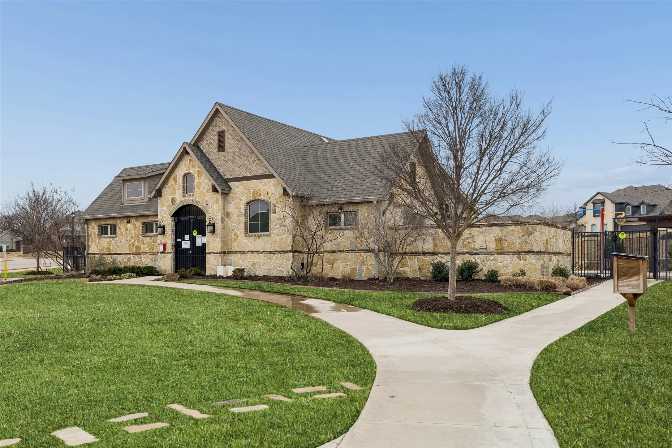 Single Family Residence For Sale in Denton County , 203 Oakcrest Drive, Justin, Texas 76247, 4 Bedroom, 3 Bathroom, 3 Garage spaces, 3,298 Sqft, built in 2018, Preowned, mls#21166129, Real Estate Agent in Justin, Homes For Sale in Denton county, Homes For Sale in Justin, Realtor in Justin Texas, Real Estate Brokerage Independent Realty Texas, Luminita Cordes Realtor