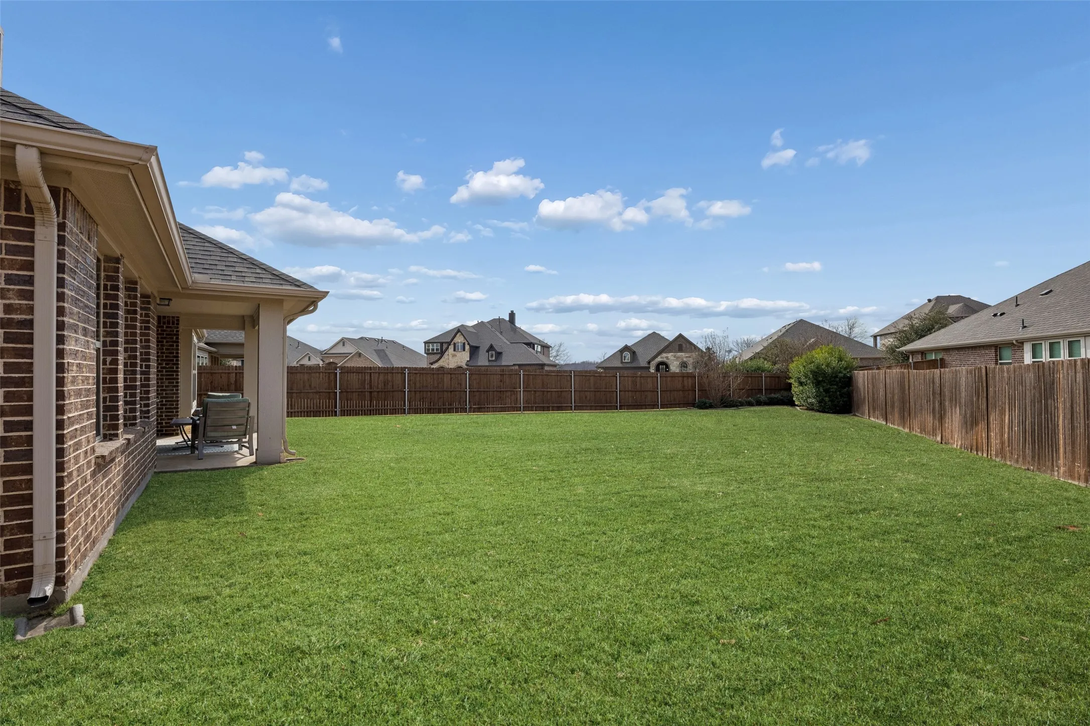 Single Family Residence For Sale in Denton County , 203 Oakcrest Drive, Justin, Texas 76247, 4 Bedroom, 3 Bathroom, 3 Garage spaces, 3,298 Sqft, built in 2018, Preowned, mls#21166129, Real Estate Agent in Justin, Homes For Sale in Denton county, Homes For Sale in Justin, Realtor in Justin Texas, Real Estate Brokerage Independent Realty Texas, Luminita Cordes Realtor