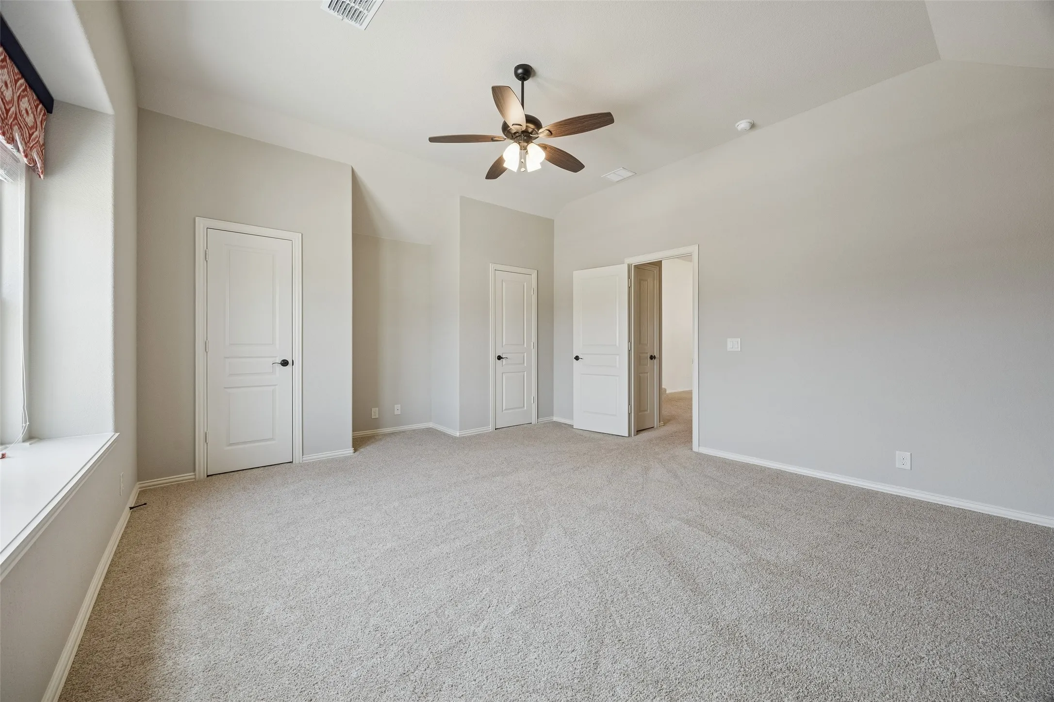 Single Family Residence For Sale in Denton County , 203 Oakcrest Drive, Justin, Texas 76247, 4 Bedroom, 3 Bathroom, 3 Garage spaces, 3,298 Sqft, built in 2018, Preowned, mls#21166129, Real Estate Agent in Justin, Homes For Sale in Denton county, Homes For Sale in Justin, Realtor in Justin Texas, Real Estate Brokerage Independent Realty Texas, Luminita Cordes Realtor