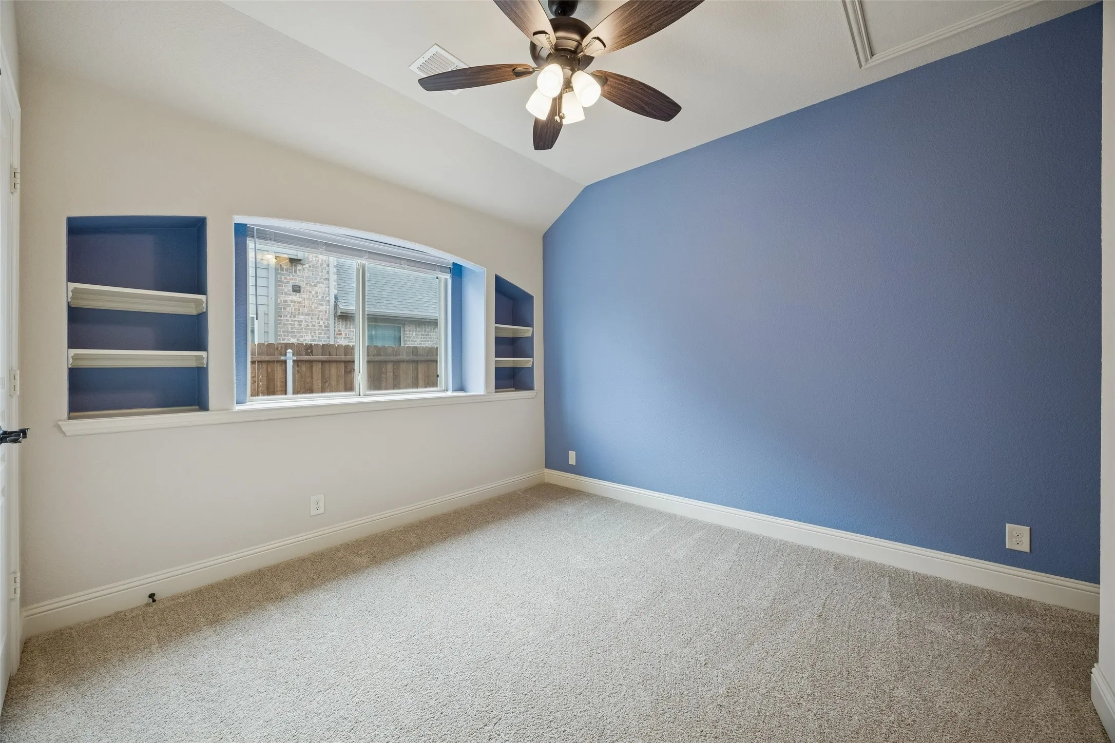 Single Family Residence For Sale in Denton County , 203 Oakcrest Drive, Justin, Texas 76247, 4 Bedroom, 3 Bathroom, 3 Garage spaces, 3,298 Sqft, built in 2018, Preowned, mls#21166129, Real Estate Agent in Justin, Homes For Sale in Denton county, Homes For Sale in Justin, Realtor in Justin Texas, Real Estate Brokerage Independent Realty Texas, Luminita Cordes Realtor