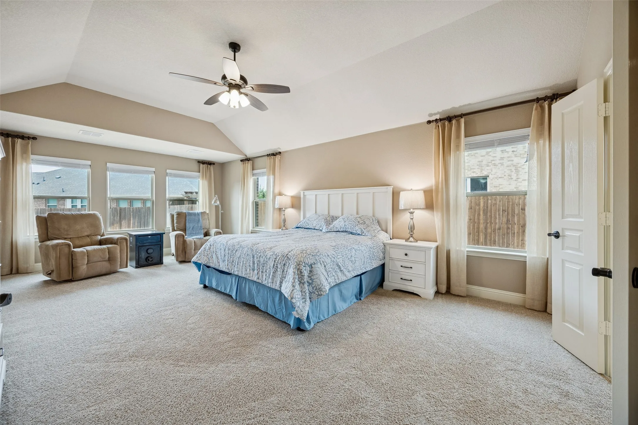 Single Family Residence For Sale in Denton County , 203 Oakcrest Drive, Justin, Texas 76247, 4 Bedroom, 3 Bathroom, 3 Garage spaces, 3,298 Sqft, built in 2018, Preowned, mls#21166129, Real Estate Agent in Justin, Homes For Sale in Denton county, Homes For Sale in Justin, Realtor in Justin Texas, Real Estate Brokerage Independent Realty Texas, Luminita Cordes Realtor