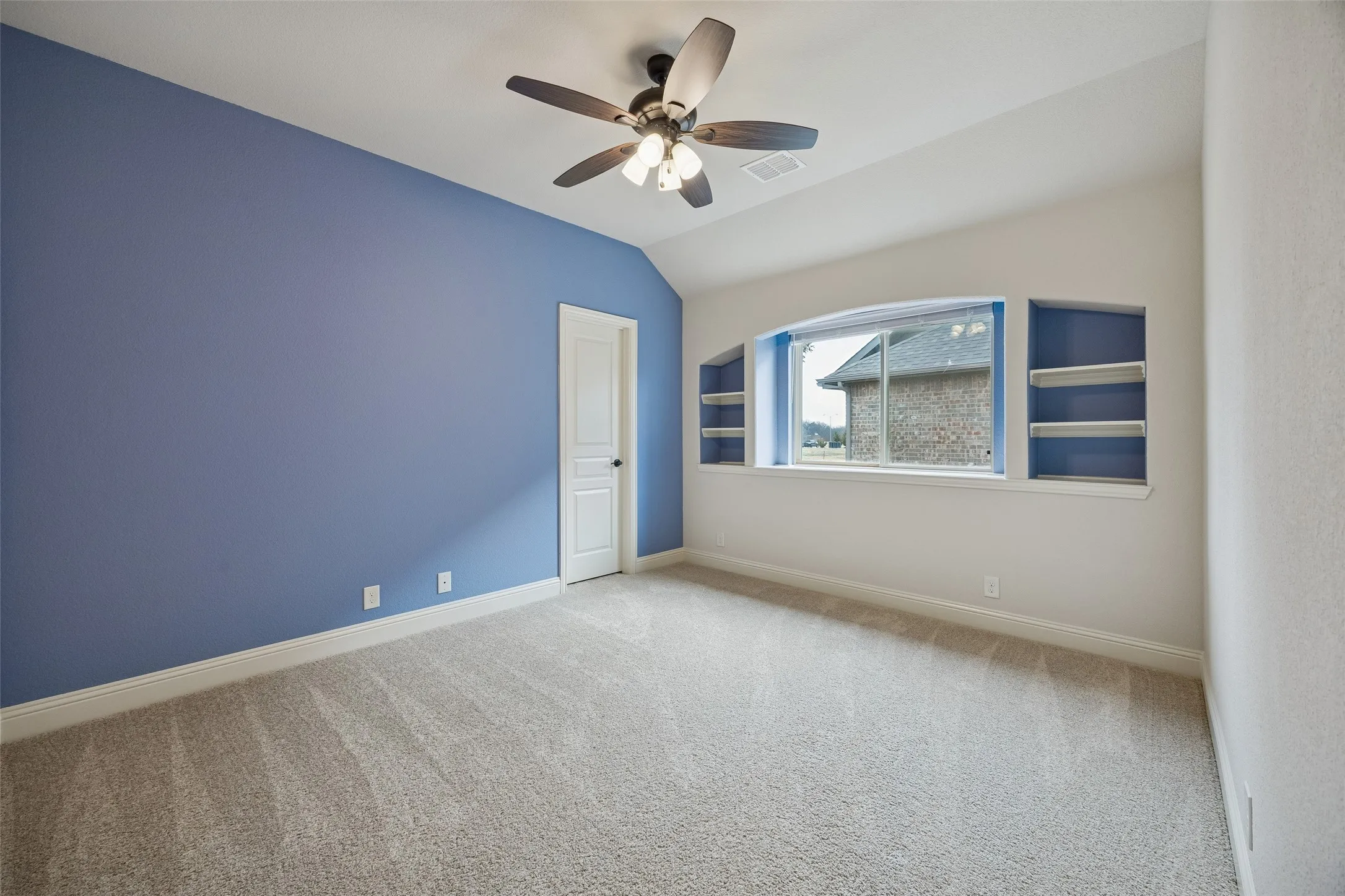 Single Family Residence For Sale in Denton County , 203 Oakcrest Drive, Justin, Texas 76247, 4 Bedroom, 3 Bathroom, 3 Garage spaces, 3,298 Sqft, built in 2018, Preowned, mls#21166129, Real Estate Agent in Justin, Homes For Sale in Denton county, Homes For Sale in Justin, Realtor in Justin Texas, Real Estate Brokerage Independent Realty Texas, Luminita Cordes Realtor