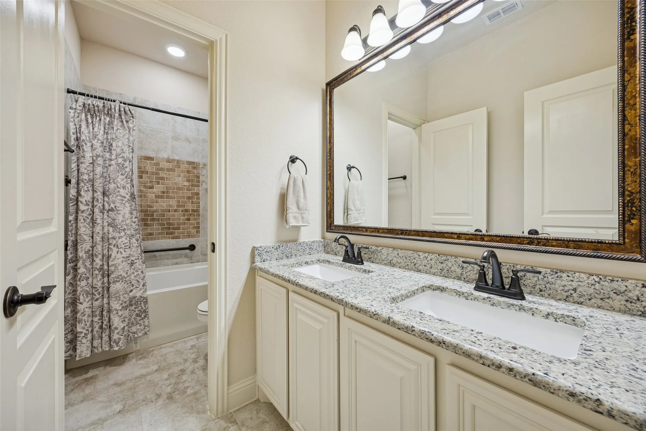 Single Family Residence For Sale in Denton County , 203 Oakcrest Drive, Justin, Texas 76247, 4 Bedroom, 3 Bathroom, 3 Garage spaces, 3,298 Sqft, built in 2018, Preowned, mls#21166129, Real Estate Agent in Justin, Homes For Sale in Denton county, Homes For Sale in Justin, Realtor in Justin Texas, Real Estate Brokerage Independent Realty Texas, Luminita Cordes Realtor
