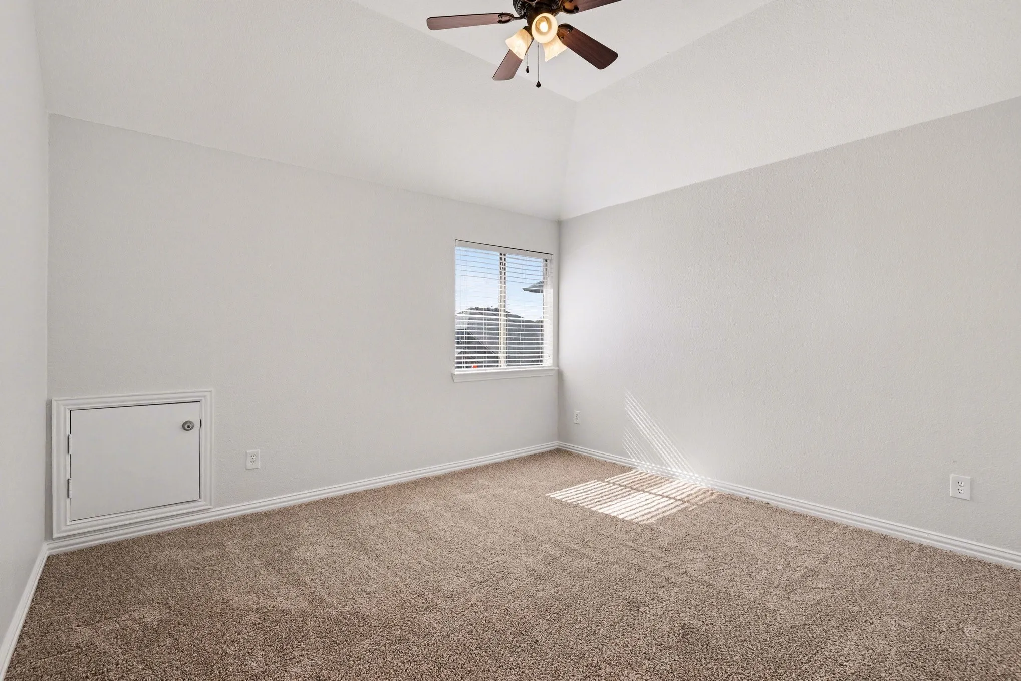 Single Family Residence For Sale in Denton County , 411 Sodbury Court, Roanoke, Texas 76262, 4 Bedroom, 4 Bathroom, 2 Garage spaces, 3,255 Sqft, built in 2008, Preowned, mls#21128386, Real Estate Agent in Roanoke, Homes For Sale in Denton county, Homes For Sale in Roanoke, Realtor in Roanoke Texas, Real Estate Brokerage Independent Realty Texas, Luminita Cordes Realtor