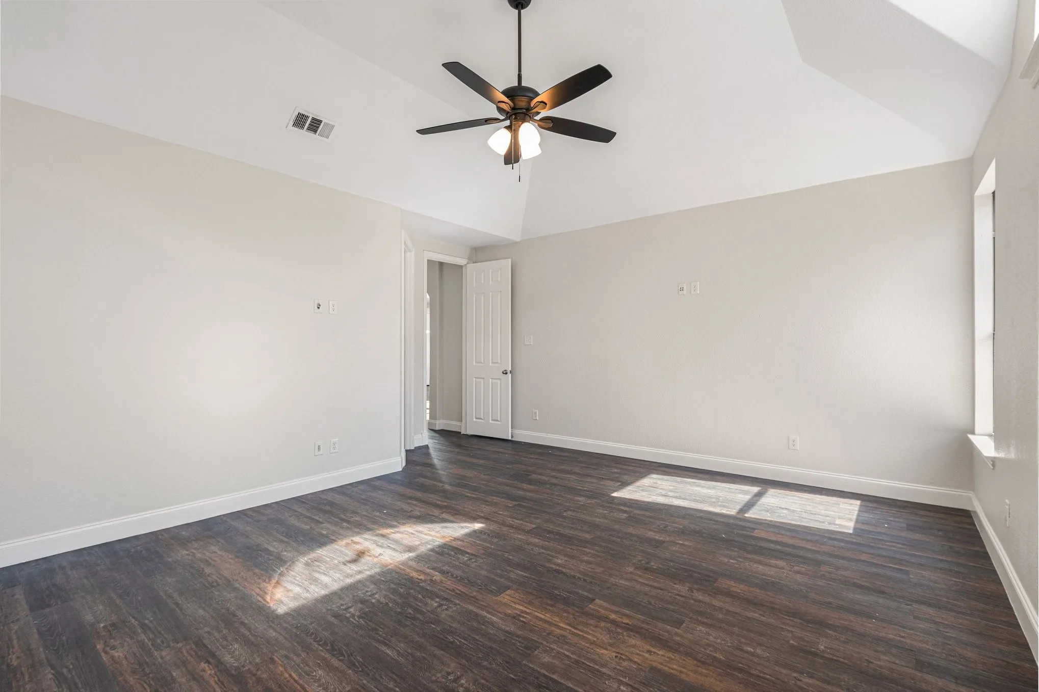 Single Family Residence For Sale in Denton County , 411 Sodbury Court, Roanoke, Texas 76262, 4 Bedroom, 4 Bathroom, 2 Garage spaces, 3,255 Sqft, built in 2008, Preowned, mls#21128386, Real Estate Agent in Roanoke, Homes For Sale in Denton county, Homes For Sale in Roanoke, Realtor in Roanoke Texas, Real Estate Brokerage Independent Realty Texas, Luminita Cordes Realtor