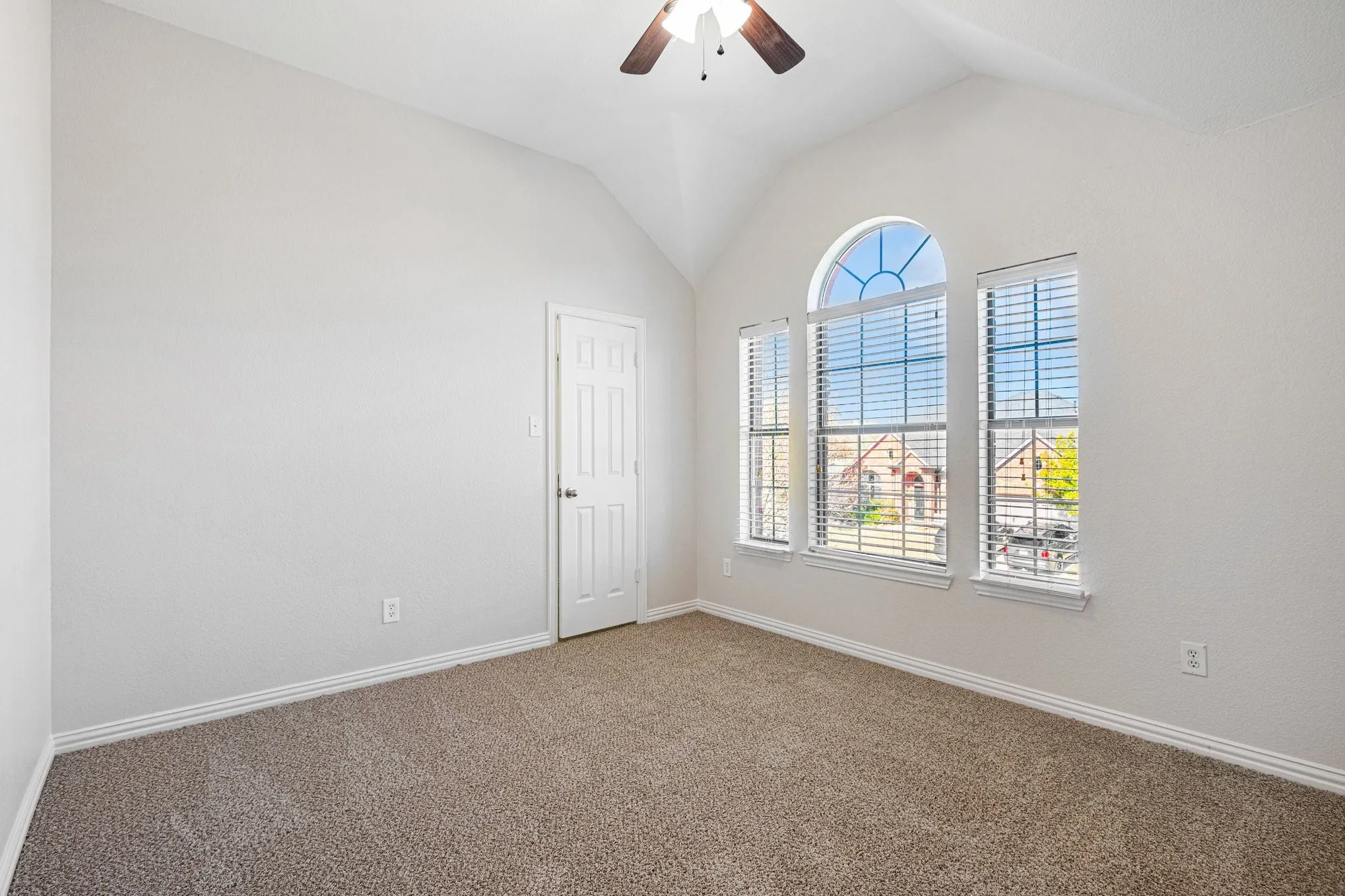 Single Family Residence For Sale in Denton County , 411 Sodbury Court, Roanoke, Texas 76262, 4 Bedroom, 4 Bathroom, 2 Garage spaces, 3,255 Sqft, built in 2008, Preowned, mls#21128386, Real Estate Agent in Roanoke, Homes For Sale in Denton county, Homes For Sale in Roanoke, Realtor in Roanoke Texas, Real Estate Brokerage Independent Realty Texas, Luminita Cordes Realtor