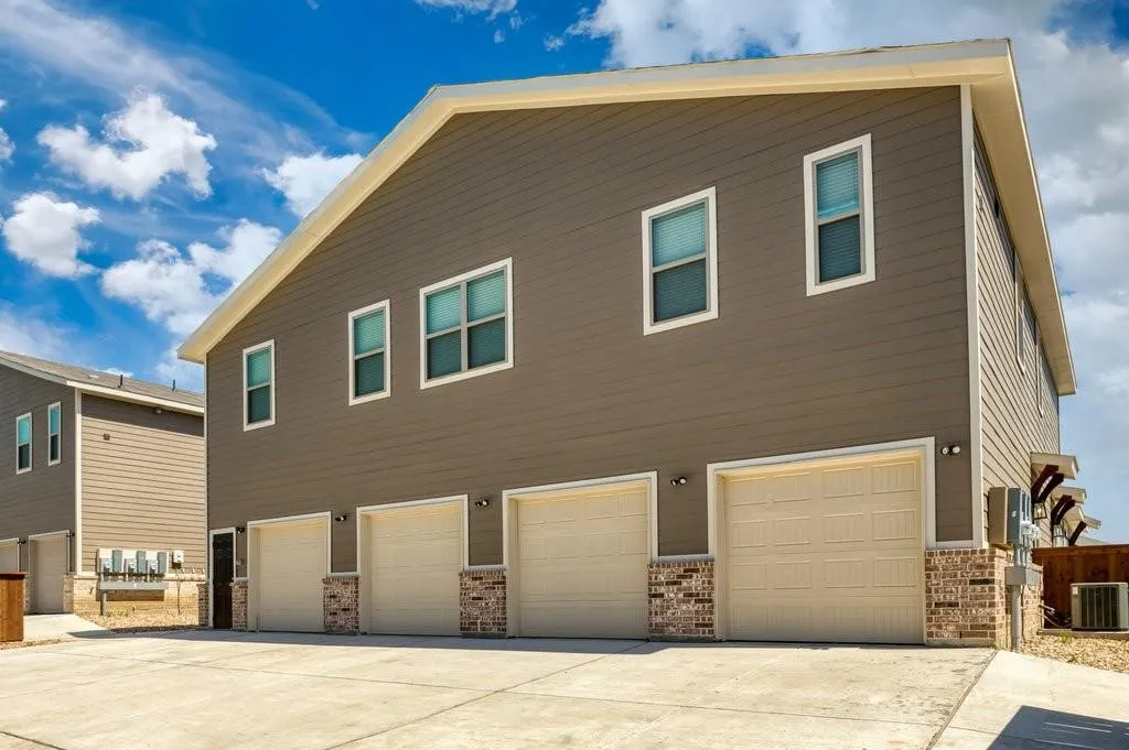 Quadruplex For Sale in Ellis County , 640-642-644-646 Fallow Drive, Venus, Texas 76084, 9 Bedroom, 8 Bathroom, 4 Garage spaces, 0 Sqft, built in 2023, Preowned, mls#21176491, Real Estate Agent in Venus, Homes For Sale in Ellis county, Homes For Sale in Venus, Realtor in Venus Texas, Real Estate Brokerage Independent Realty Texas, Luminita Cordes Realtor