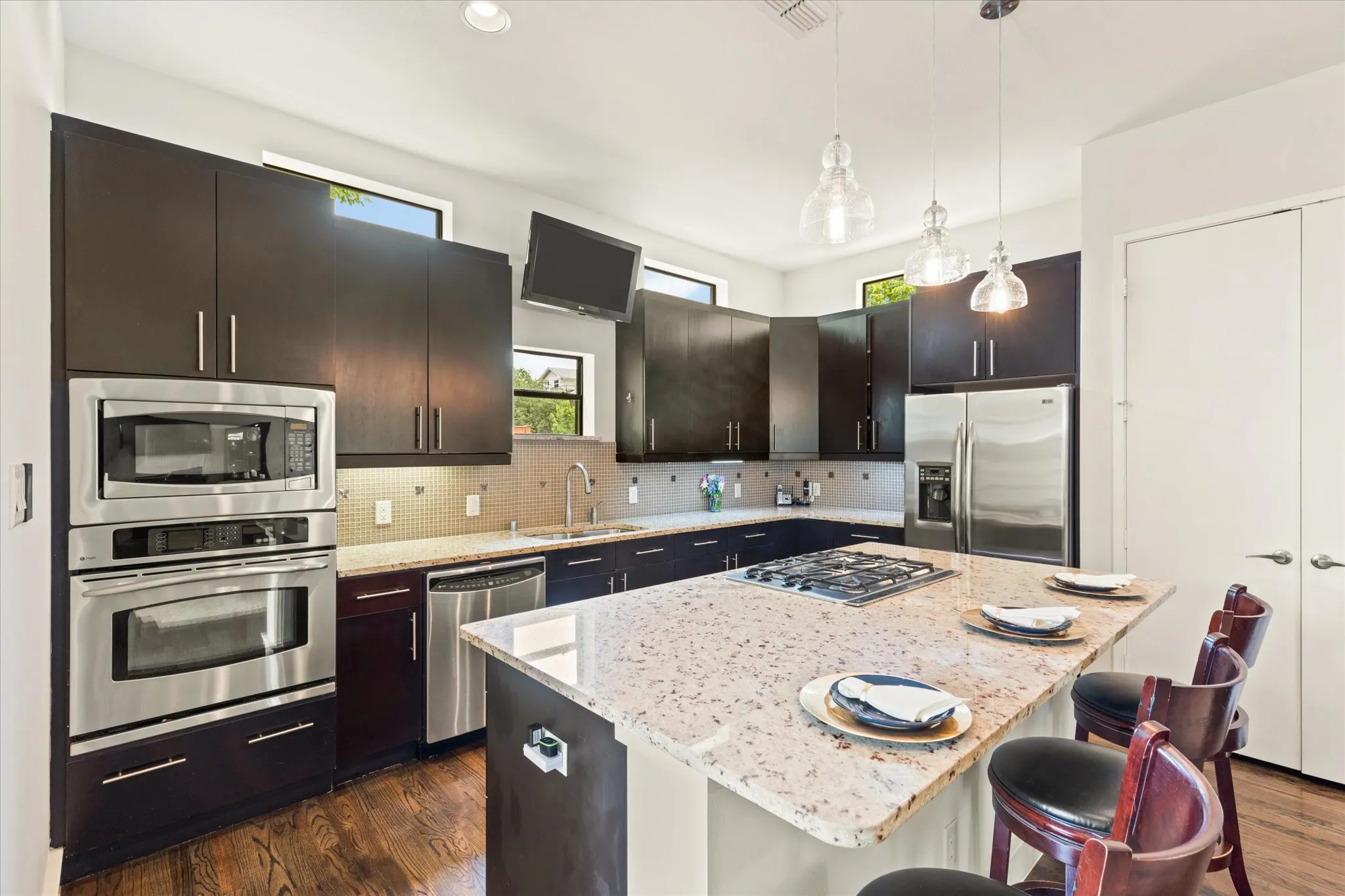 Townhouse For Sale in Dallas County , 2123 Albany Street, Dallas, Texas 75201, 2 Bedroom, 3 Bathroom, 2 Garage spaces, 2,455 Sqft, built in 2007, Preowned, mls#21176332, Real Estate Agent in Dallas, Homes For Sale in Dallas county, Homes For Sale in Dallas, Realtor in Dallas Texas, Real Estate Brokerage Independent Realty Texas, Luminita Cordes Realtor