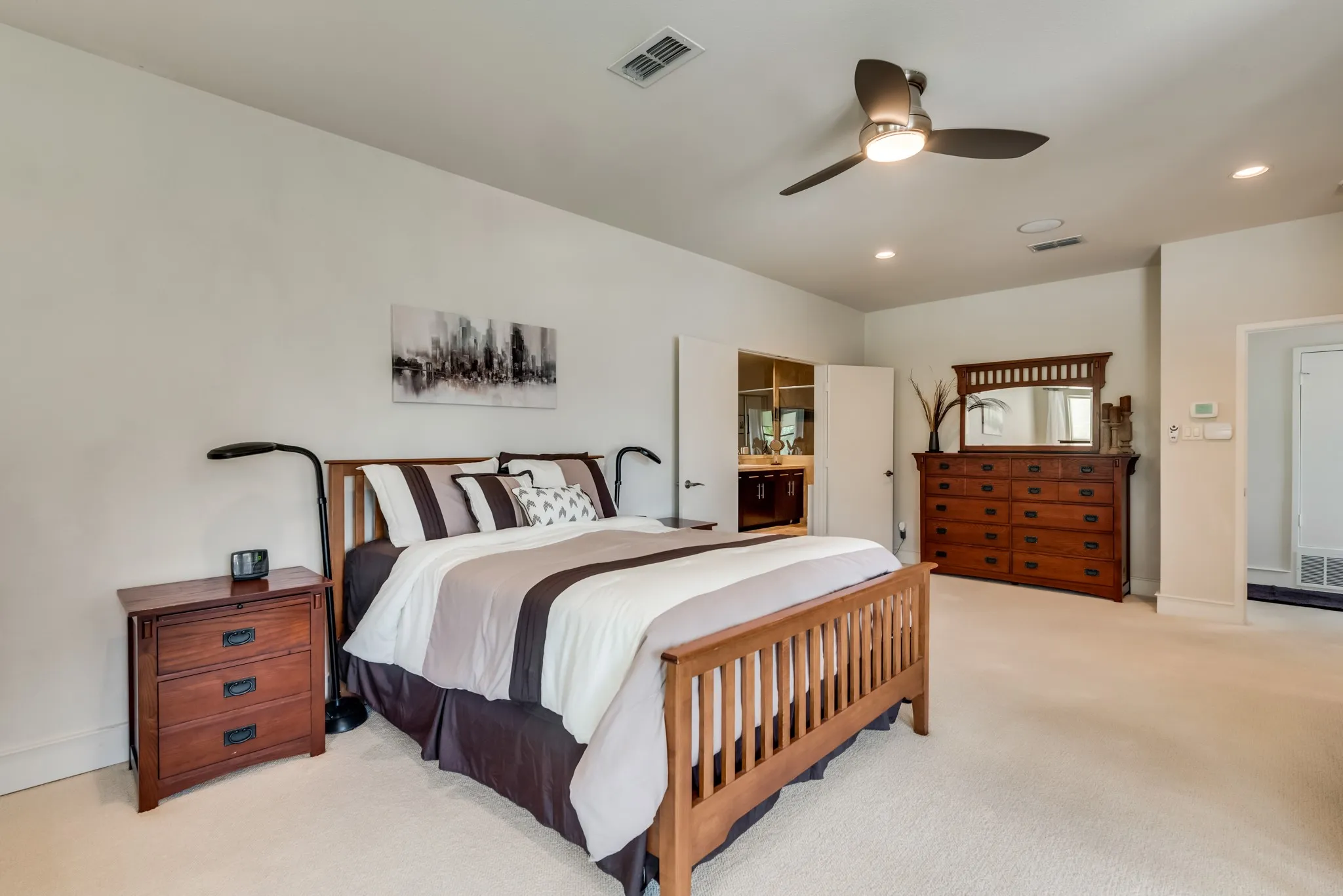 Townhouse For Sale in Dallas County , 2123 Albany Street, Dallas, Texas 75201, 2 Bedroom, 3 Bathroom, 2 Garage spaces, 2,455 Sqft, built in 2007, Preowned, mls#21176332, Real Estate Agent in Dallas, Homes For Sale in Dallas county, Homes For Sale in Dallas, Realtor in Dallas Texas, Real Estate Brokerage Independent Realty Texas, Luminita Cordes Realtor