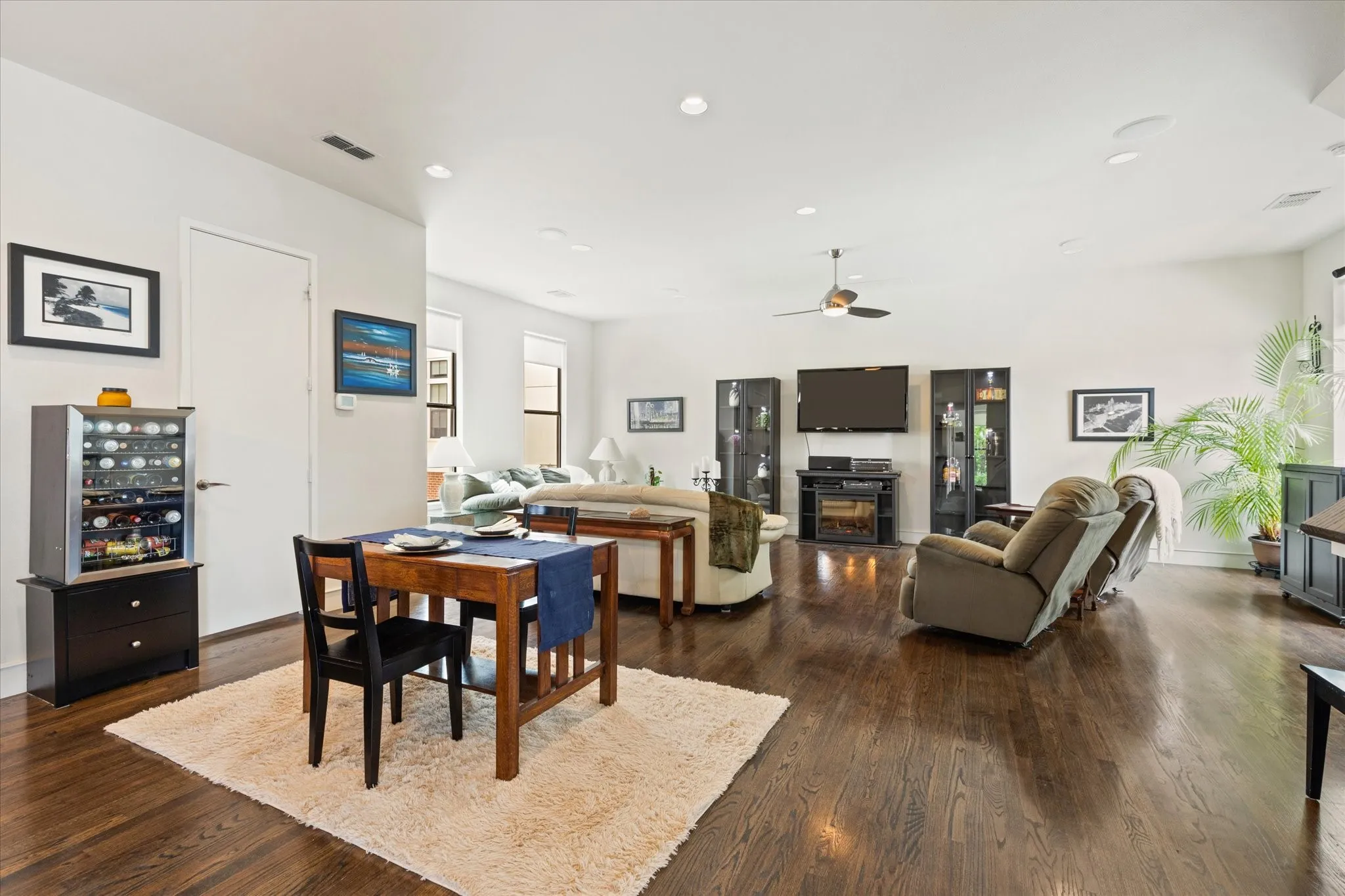 Townhouse For Sale in Dallas County , 2123 Albany Street, Dallas, Texas 75201, 2 Bedroom, 3 Bathroom, 2 Garage spaces, 2,455 Sqft, built in 2007, Preowned, mls#21176332, Real Estate Agent in Dallas, Homes For Sale in Dallas county, Homes For Sale in Dallas, Realtor in Dallas Texas, Real Estate Brokerage Independent Realty Texas, Luminita Cordes Realtor