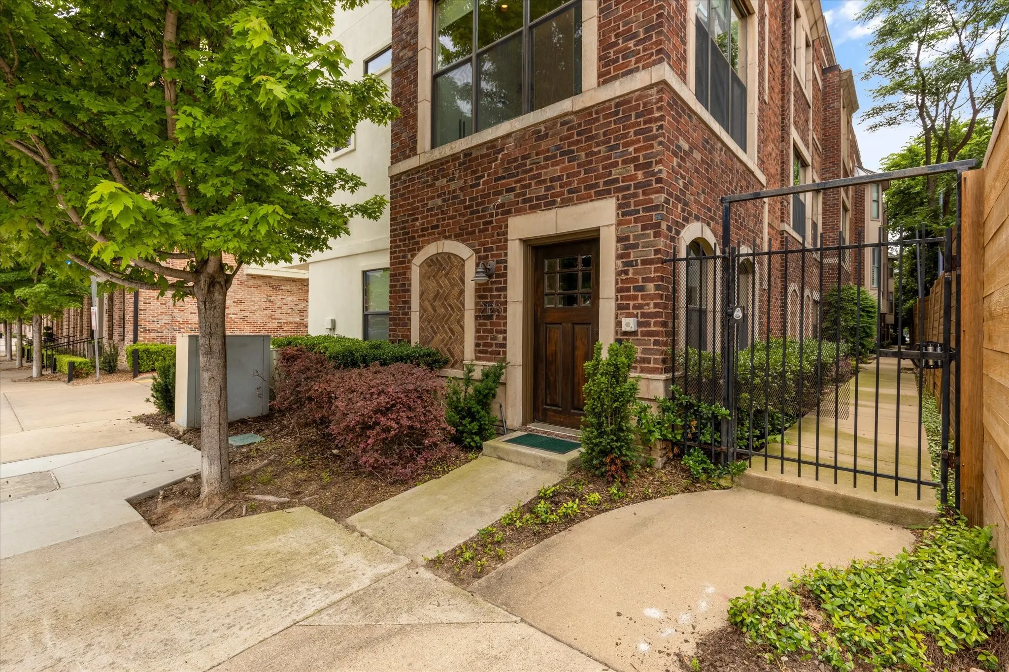 Townhouse For Sale in Dallas County , 2123 Albany Street, Dallas, Texas 75201, 2 Bedroom, 3 Bathroom, 2 Garage spaces, 2,455 Sqft, built in 2007, Preowned, mls#21176332, Real Estate Agent in Dallas, Homes For Sale in Dallas county, Homes For Sale in Dallas, Realtor in Dallas Texas, Real Estate Brokerage Independent Realty Texas, Luminita Cordes Realtor