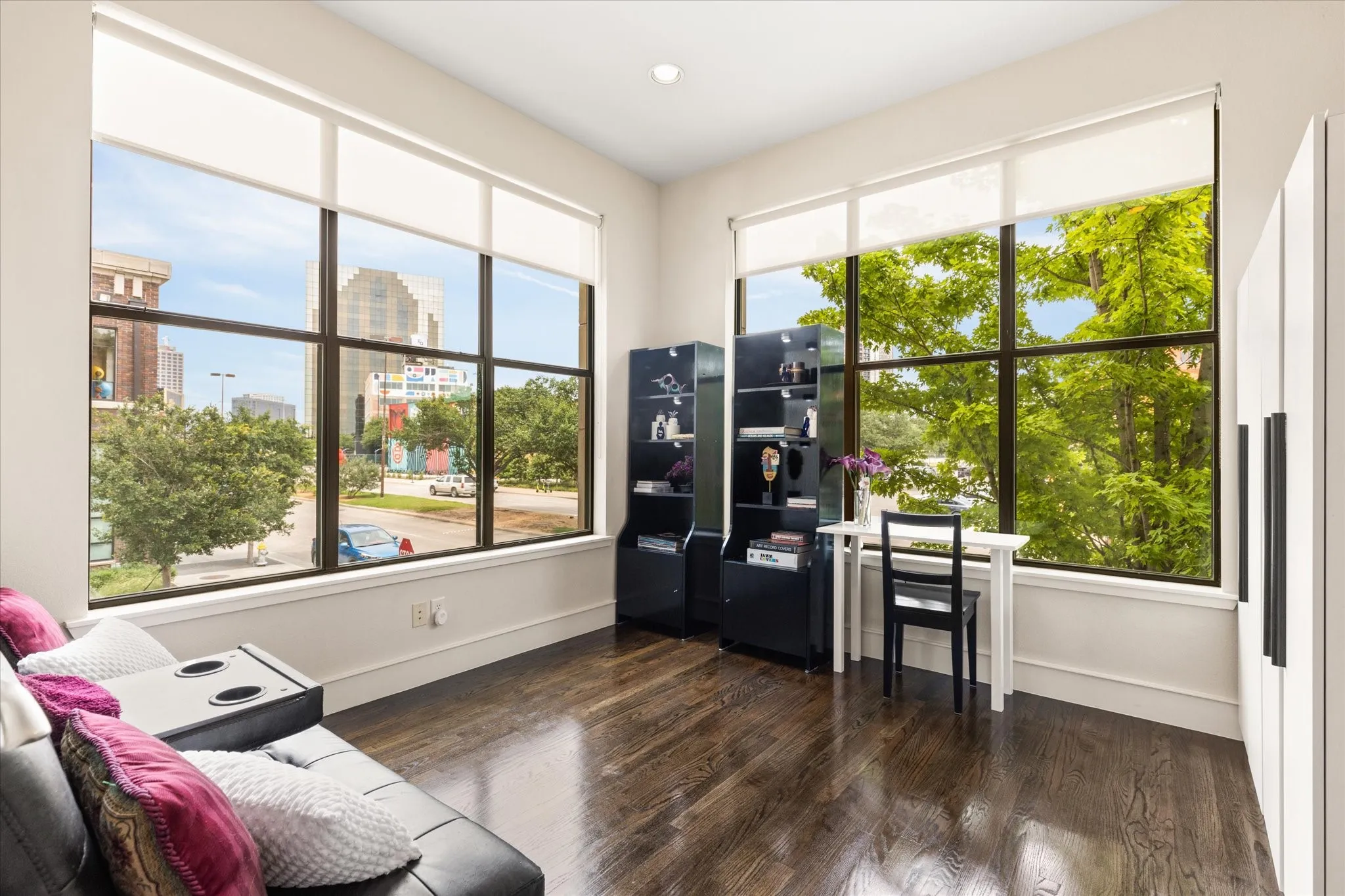Townhouse For Sale in Dallas County , 2123 Albany Street, Dallas, Texas 75201, 2 Bedroom, 3 Bathroom, 2 Garage spaces, 2,455 Sqft, built in 2007, Preowned, mls#21176332, Real Estate Agent in Dallas, Homes For Sale in Dallas county, Homes For Sale in Dallas, Realtor in Dallas Texas, Real Estate Brokerage Independent Realty Texas, Luminita Cordes Realtor