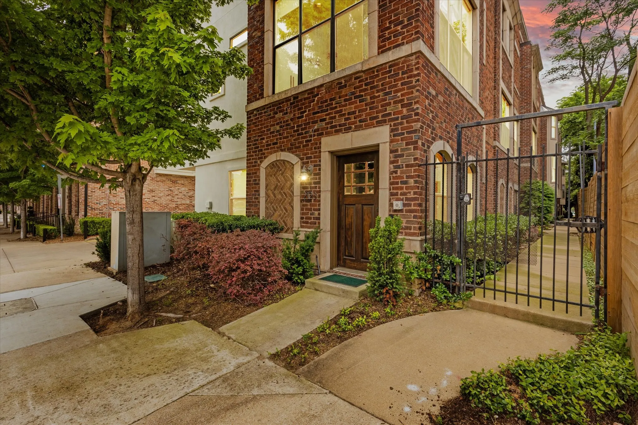 Townhouse For Sale in Dallas County , 2123 Albany Street, Dallas, Texas 75201, 2 Bedroom, 3 Bathroom, 2 Garage spaces, 2,455 Sqft, built in 2007, Preowned, mls#21176332, Real Estate Agent in Dallas, Homes For Sale in Dallas county, Homes For Sale in Dallas, Realtor in Dallas Texas, Real Estate Brokerage Independent Realty Texas, Luminita Cordes Realtor