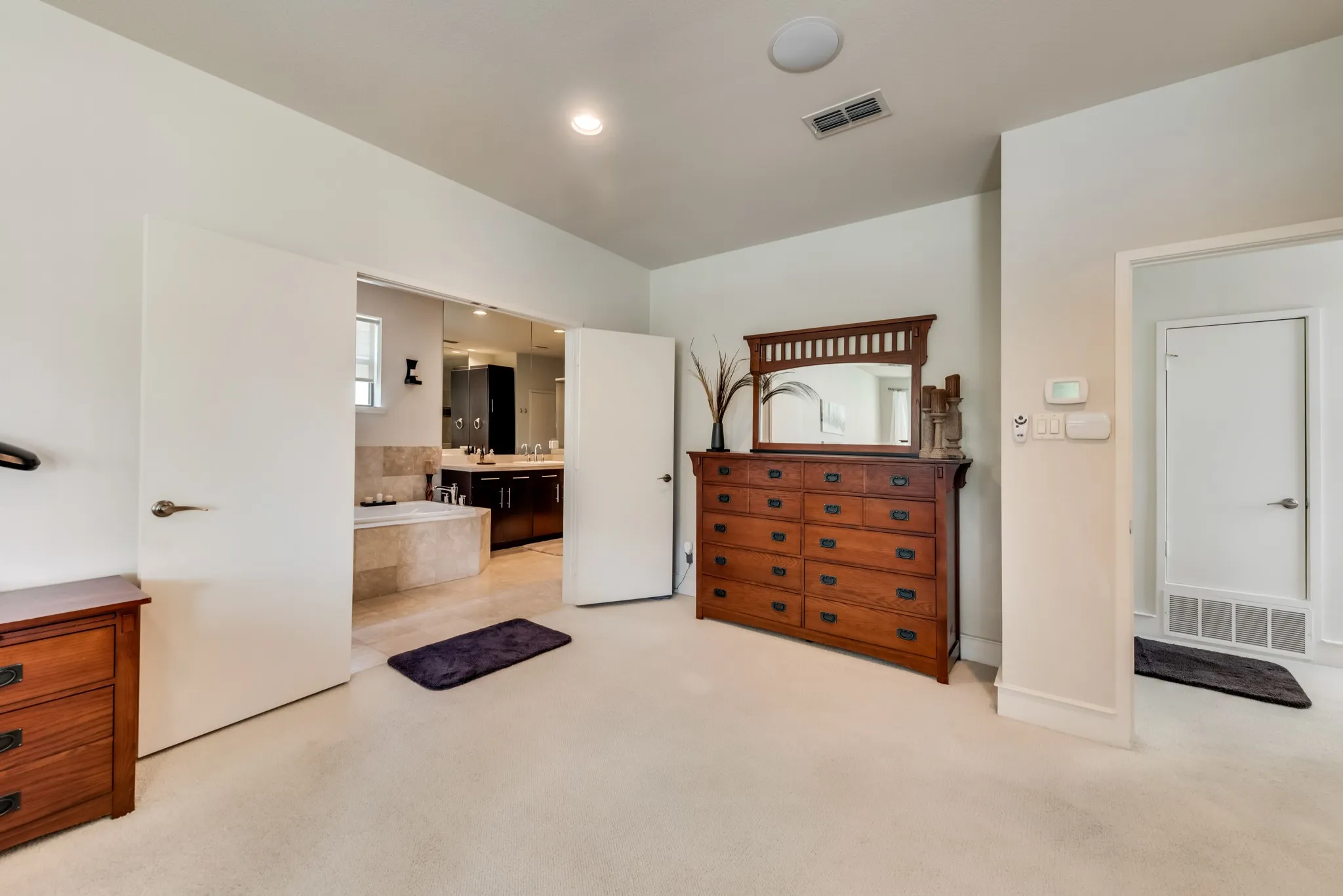 Townhouse For Sale in Dallas County , 2123 Albany Street, Dallas, Texas 75201, 2 Bedroom, 3 Bathroom, 2 Garage spaces, 2,455 Sqft, built in 2007, Preowned, mls#21176332, Real Estate Agent in Dallas, Homes For Sale in Dallas county, Homes For Sale in Dallas, Realtor in Dallas Texas, Real Estate Brokerage Independent Realty Texas, Luminita Cordes Realtor