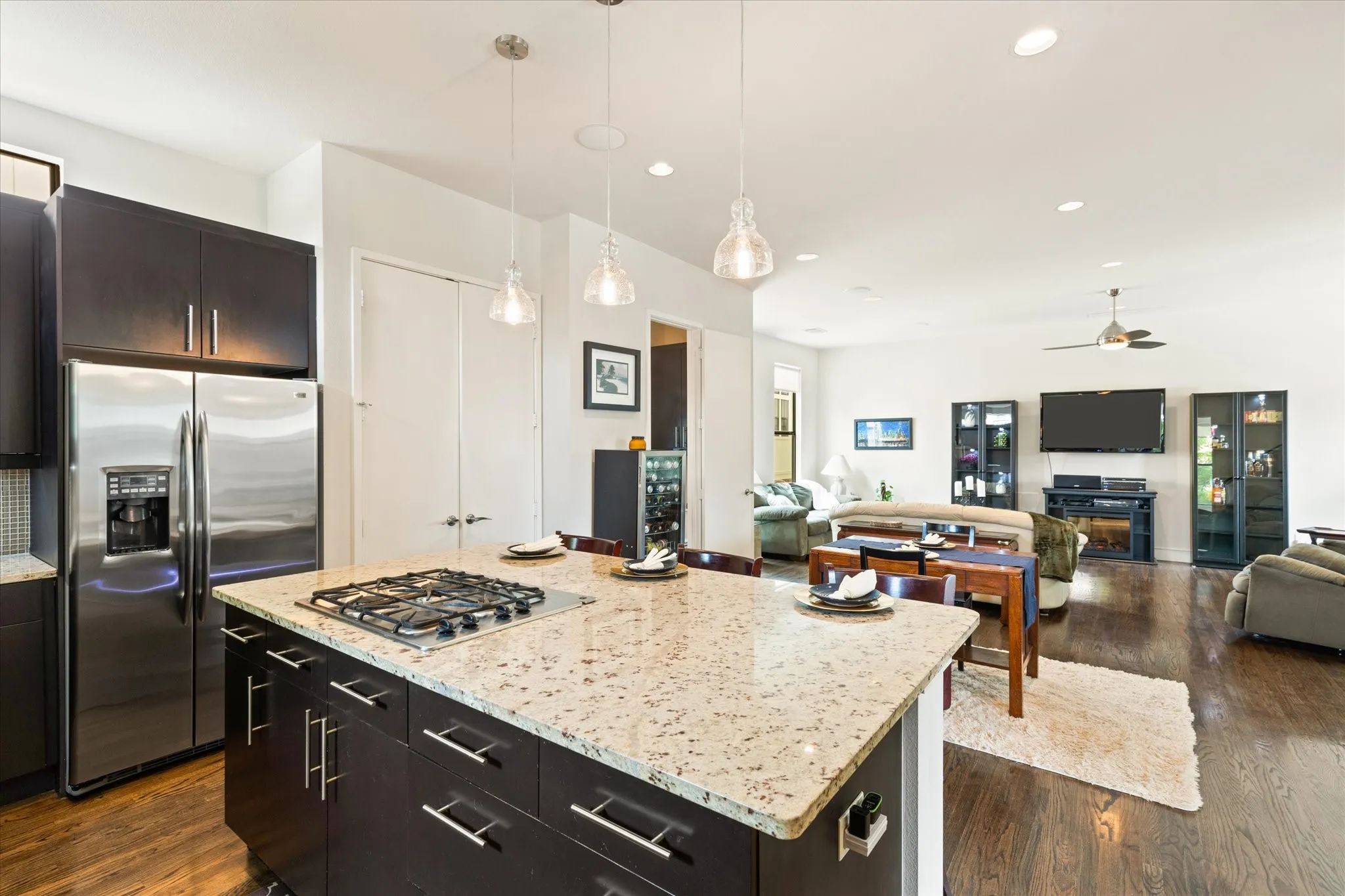 Townhouse For Sale in Dallas County , 2123 Albany Street, Dallas, Texas 75201, 2 Bedroom, 3 Bathroom, 2 Garage spaces, 2,455 Sqft, built in 2007, Preowned, mls#21176332, Real Estate Agent in Dallas, Homes For Sale in Dallas county, Homes For Sale in Dallas, Realtor in Dallas Texas, Real Estate Brokerage Independent Realty Texas, Luminita Cordes Realtor