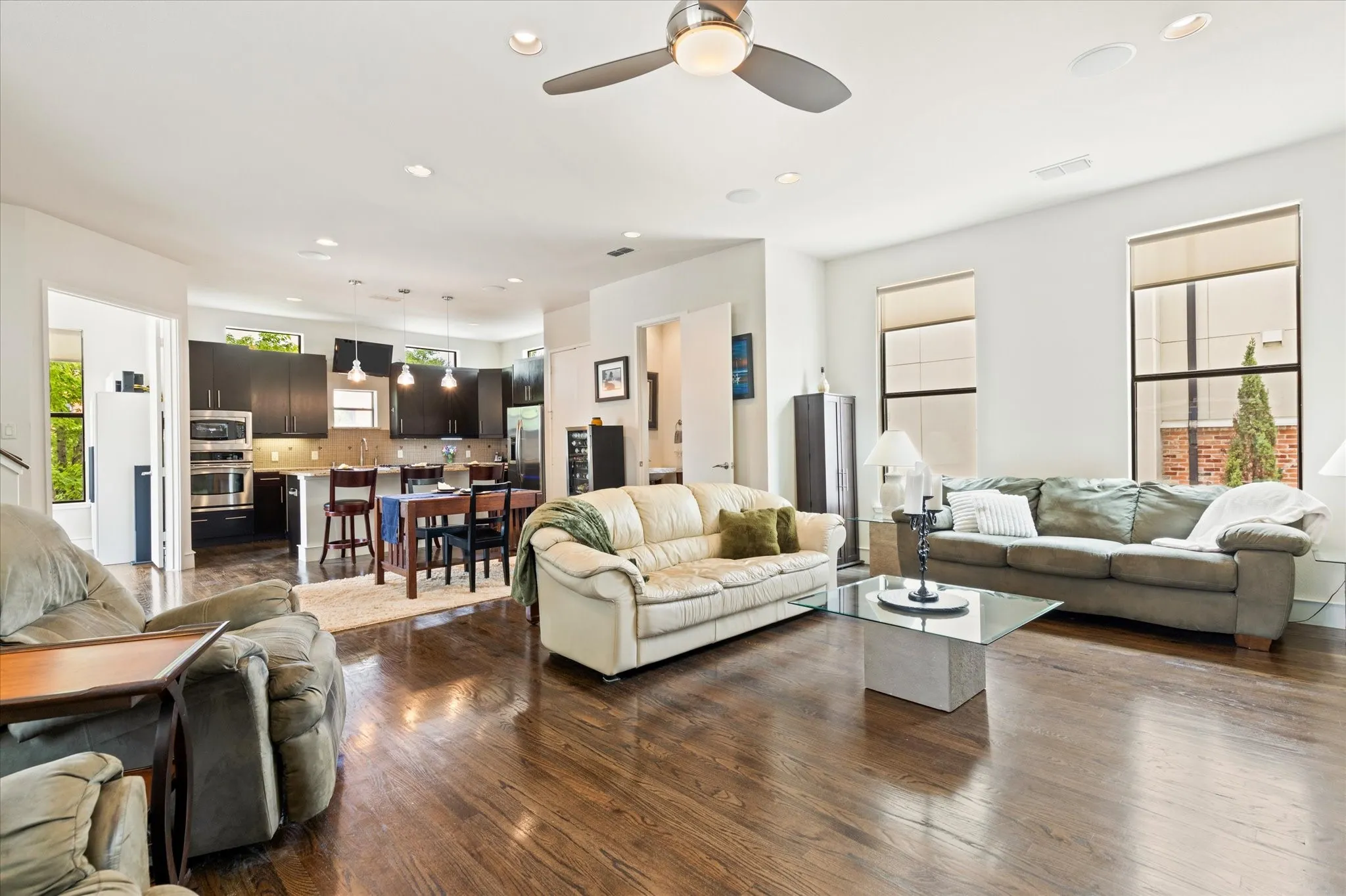 Townhouse For Sale in Dallas County , 2123 Albany Street, Dallas, Texas 75201, 2 Bedroom, 3 Bathroom, 2 Garage spaces, 2,455 Sqft, built in 2007, Preowned, mls#21176332, Real Estate Agent in Dallas, Homes For Sale in Dallas county, Homes For Sale in Dallas, Realtor in Dallas Texas, Real Estate Brokerage Independent Realty Texas, Luminita Cordes Realtor