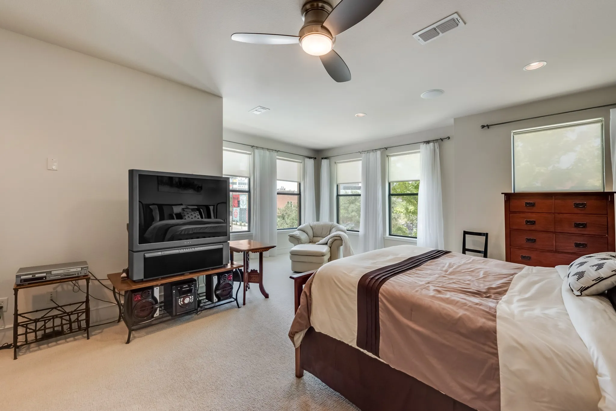 Townhouse For Sale in Dallas County , 2123 Albany Street, Dallas, Texas 75201, 2 Bedroom, 3 Bathroom, 2 Garage spaces, 2,455 Sqft, built in 2007, Preowned, mls#21176332, Real Estate Agent in Dallas, Homes For Sale in Dallas county, Homes For Sale in Dallas, Realtor in Dallas Texas, Real Estate Brokerage Independent Realty Texas, Luminita Cordes Realtor