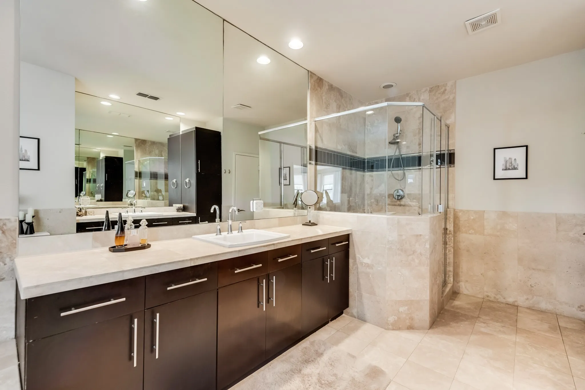 Townhouse For Sale in Dallas County , 2123 Albany Street, Dallas, Texas 75201, 2 Bedroom, 3 Bathroom, 2 Garage spaces, 2,455 Sqft, built in 2007, Preowned, mls#21176332, Real Estate Agent in Dallas, Homes For Sale in Dallas county, Homes For Sale in Dallas, Realtor in Dallas Texas, Real Estate Brokerage Independent Realty Texas, Luminita Cordes Realtor