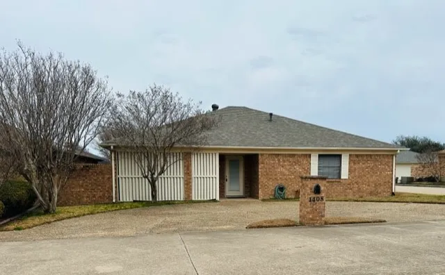 Single Family Residence For Sale in Hopkins County , 1408 Elmwood Street, Sulphur Springs, Texas 75482, 2 Bedroom, 2 Bathroom, 2 Garage spaces, 1,415 Sqft, built in 1985, mls#21158043, Real Estate Agent in Sulphur Springs, Homes For Sale in Hopkins county, Homes For Sale in Sulphur Springs, Realtor in Sulphur Springs Texas, Real Estate Brokerage Independent Realty Texas, Luminita Cordes Realtor