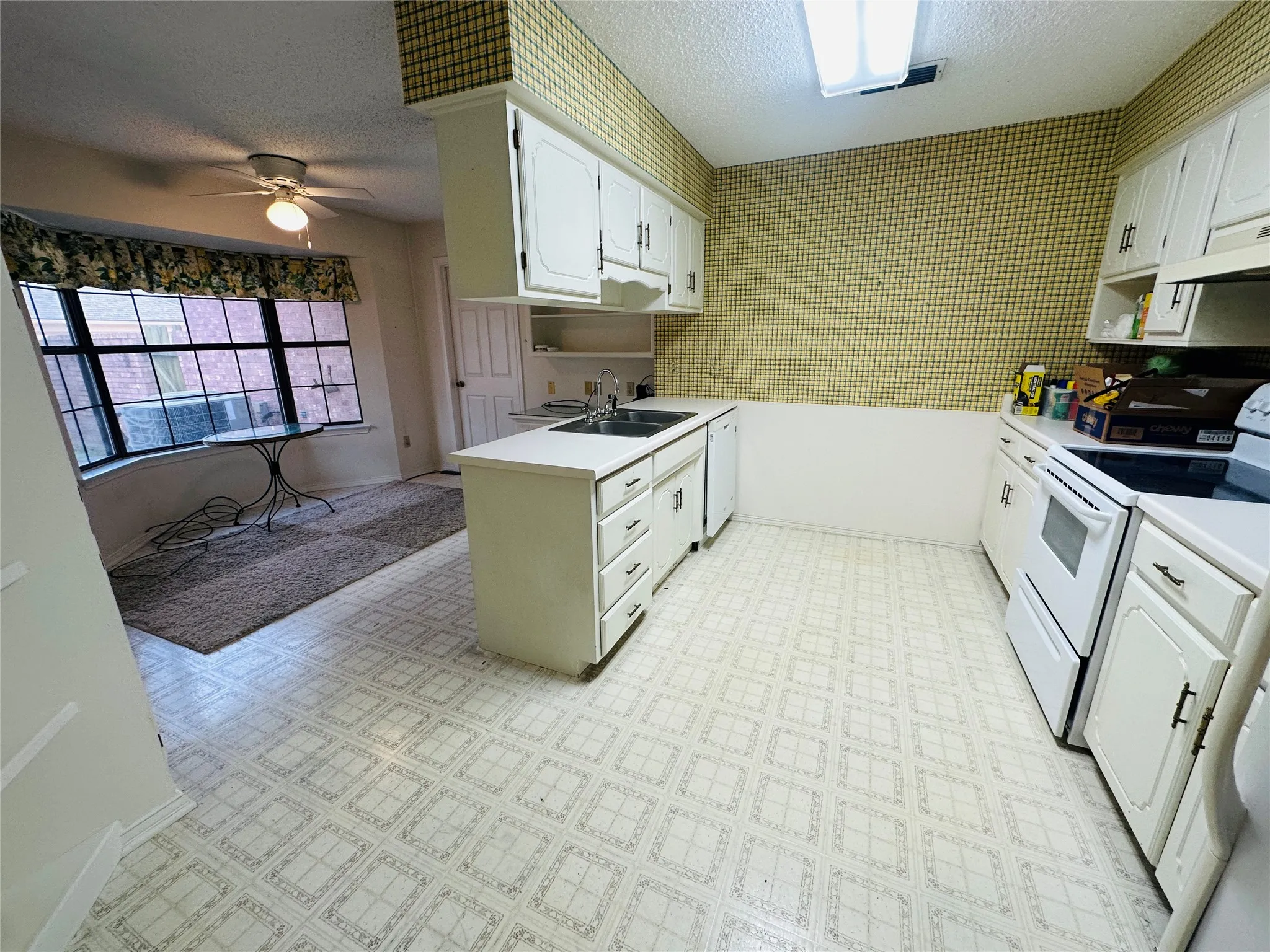 Single Family Residence For Sale in Hopkins County , 1408 Elmwood Street, Sulphur Springs, Texas 75482, 2 Bedroom, 2 Bathroom, 2 Garage spaces, 1,415 Sqft, built in 1985, mls#21158043, Real Estate Agent in Sulphur Springs, Homes For Sale in Hopkins county, Homes For Sale in Sulphur Springs, Realtor in Sulphur Springs Texas, Real Estate Brokerage Independent Realty Texas, Luminita Cordes Realtor