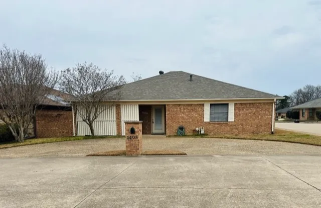Single Family Residence For Sale in Hopkins County , 1408 Elmwood Street, Sulphur Springs, Texas 75482, 2 Bedroom, 2 Bathroom, 2 Garage spaces, 1,415 Sqft, built in 1985, mls#21158043, Real Estate Agent in Sulphur Springs, Homes For Sale in Hopkins county, Homes For Sale in Sulphur Springs, Realtor in Sulphur Springs Texas, Real Estate Brokerage Independent Realty Texas, Luminita Cordes Realtor