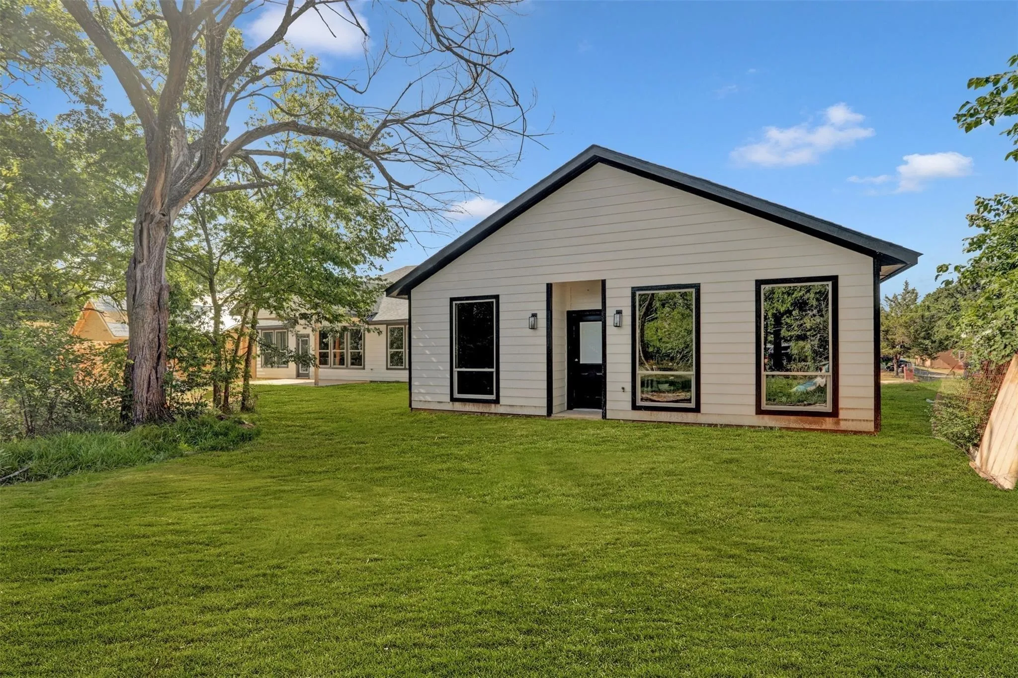 Single Family Residence For Rent in Grayson County , 705 E Hanna Street, Denison, Texas 75021, 3 Bedroom, 2 Bathroom, 1 Garage spaces, 1,314 Sqft, built in 2024, New Construction - Complete, mls#21176535, Real Estate Agent in Denison, Homes For Rent in Grayson county, Homes For Rent in Denison, Realtor in Denison Texas, Real Estate Brokerage Independent Realty Texas, Luminita Cordes Realtor