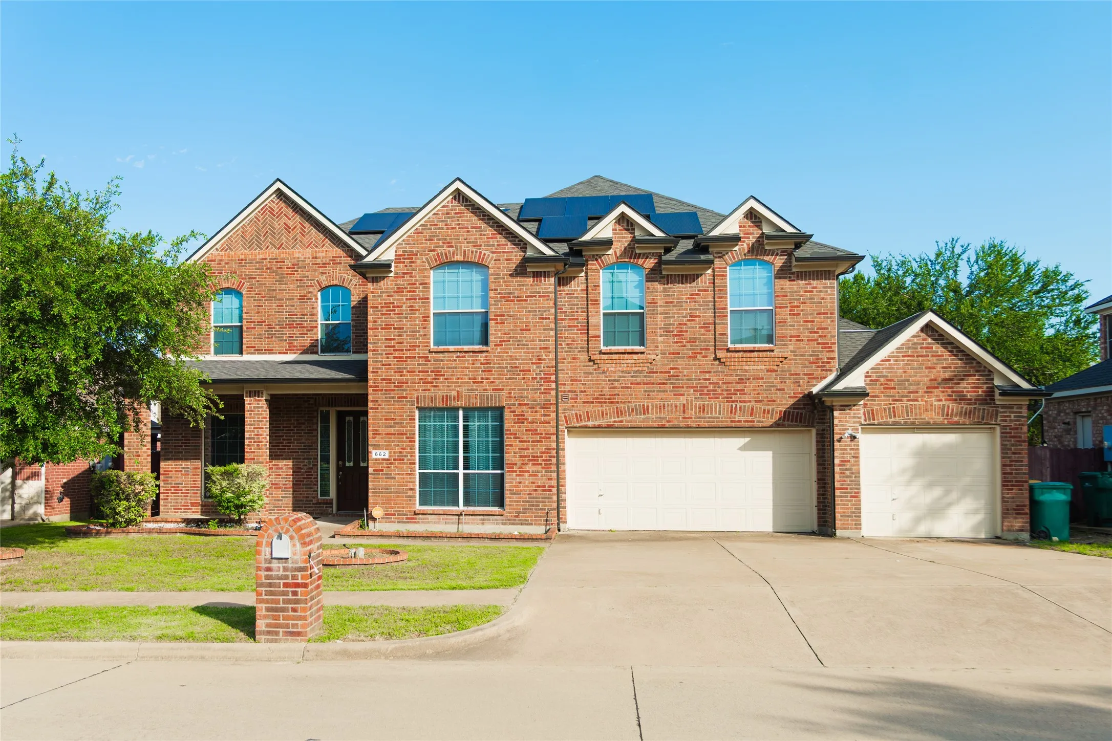 Single Family Residence For Sale in Dallas County , 662 OAK CREEK Drive, Cedar Hill, Texas 75104, 4 Bedroom, 4 Bathroom, 3 Garage spaces, 3,981 Sqft, built in 2006, mls#21167923, Real Estate Agent in Cedar Hill, Homes For Sale in Dallas county, Homes For Sale in Cedar Hill, Realtor in Cedar Hill Texas, Real Estate Brokerage Independent Realty Texas, Luminita Cordes Realtor