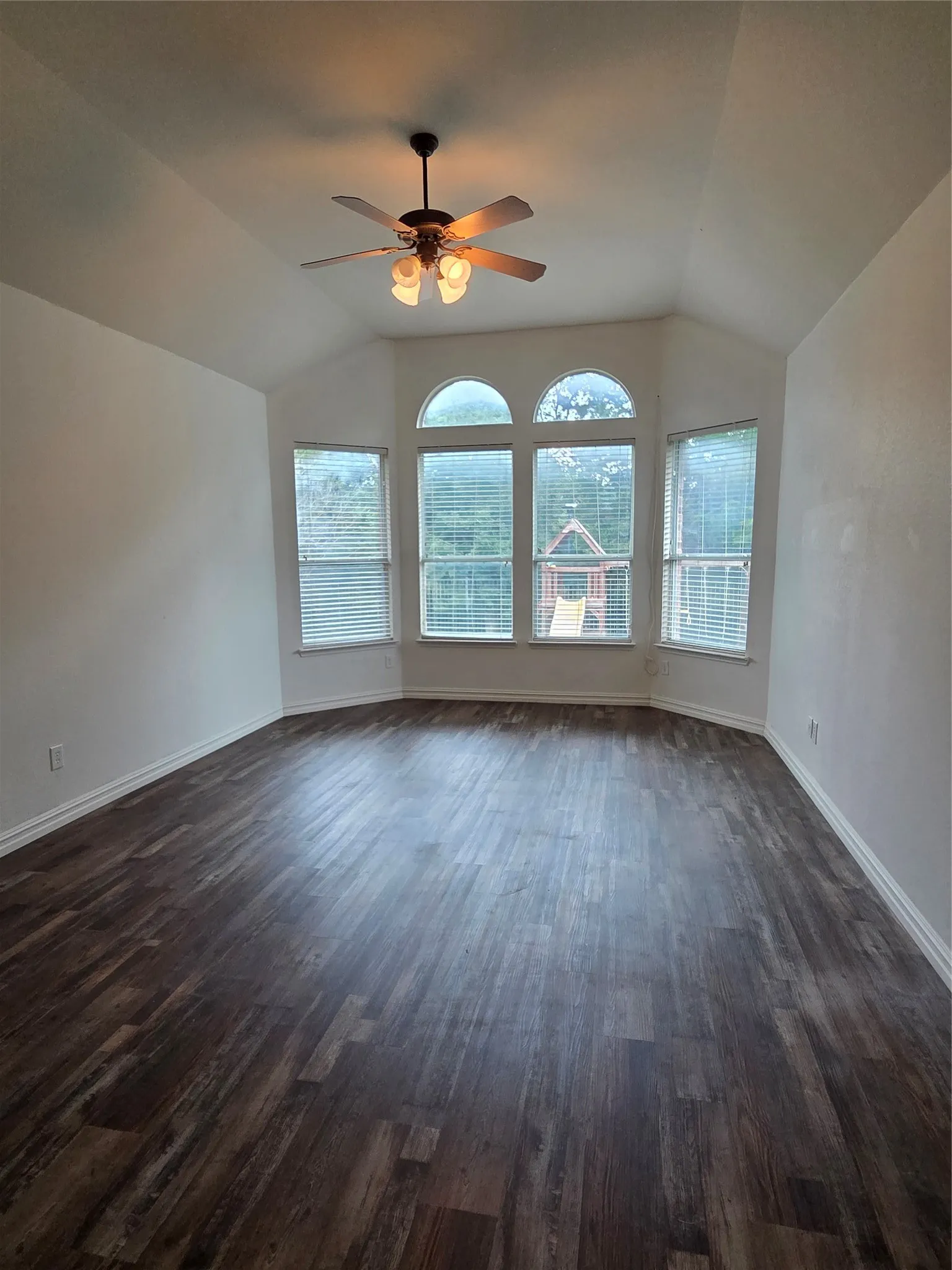 Single Family Residence For Sale in Dallas County , 662 OAK CREEK Drive, Cedar Hill, Texas 75104, 4 Bedroom, 4 Bathroom, 3 Garage spaces, 3,981 Sqft, built in 2006, mls#21167923, Real Estate Agent in Cedar Hill, Homes For Sale in Dallas county, Homes For Sale in Cedar Hill, Realtor in Cedar Hill Texas, Real Estate Brokerage Independent Realty Texas, Luminita Cordes Realtor