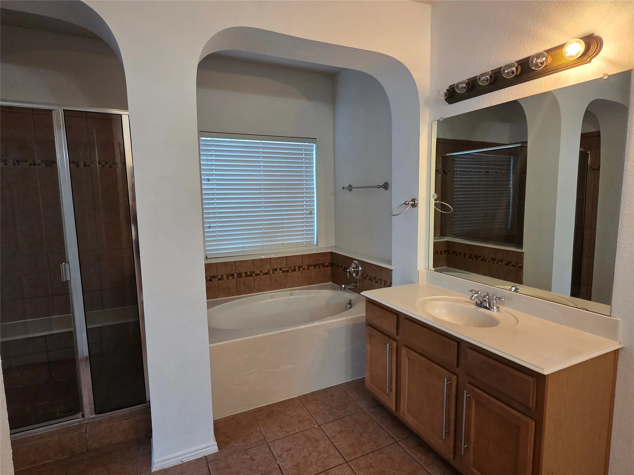 Single Family Residence For Sale in Dallas County , 662 OAK CREEK Drive, Cedar Hill, Texas 75104, 4 Bedroom, 4 Bathroom, 3 Garage spaces, 3,981 Sqft, built in 2006, mls#21167923, Real Estate Agent in Cedar Hill, Homes For Sale in Dallas county, Homes For Sale in Cedar Hill, Realtor in Cedar Hill Texas, Real Estate Brokerage Independent Realty Texas, Luminita Cordes Realtor