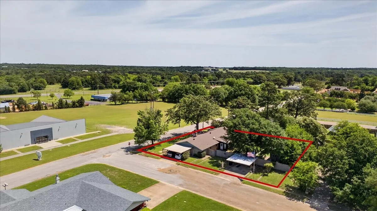 Single Family Residence For Sale in Henderson County , 201 Colonial Circle, Athens, Texas 75751, 3 Bedroom, 3 Bathroom, Garage spaces, 2,502 Sqft, built in 1975, mls#21176798, Real Estate Agent in Athens, Homes For Sale in Henderson county, Homes For Sale in Athens, Realtor in Athens Texas, Real Estate Brokerage Independent Realty Texas, Luminita Cordes Realtor