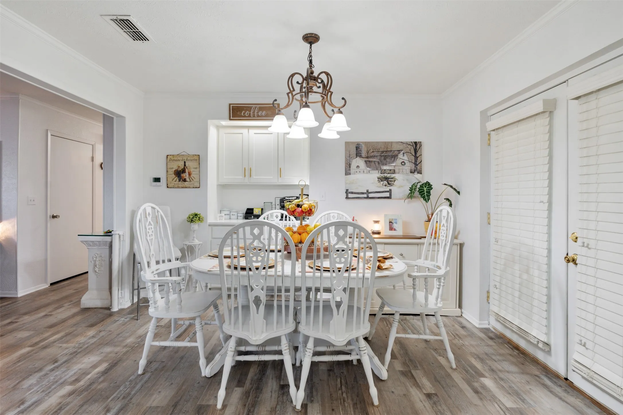 Single Family Residence For Sale in Henderson County , 201 Colonial Circle, Athens, Texas 75751, 3 Bedroom, 3 Bathroom, Garage spaces, 2,502 Sqft, built in 1975, mls#21176798, Real Estate Agent in Athens, Homes For Sale in Henderson county, Homes For Sale in Athens, Realtor in Athens Texas, Real Estate Brokerage Independent Realty Texas, Luminita Cordes Realtor