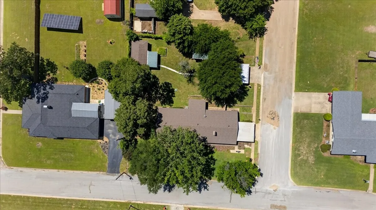 Single Family Residence For Sale in Henderson County , 201 Colonial Circle, Athens, Texas 75751, 3 Bedroom, 3 Bathroom, Garage spaces, 2,502 Sqft, built in 1975, mls#21176798, Real Estate Agent in Athens, Homes For Sale in Henderson county, Homes For Sale in Athens, Realtor in Athens Texas, Real Estate Brokerage Independent Realty Texas, Luminita Cordes Realtor