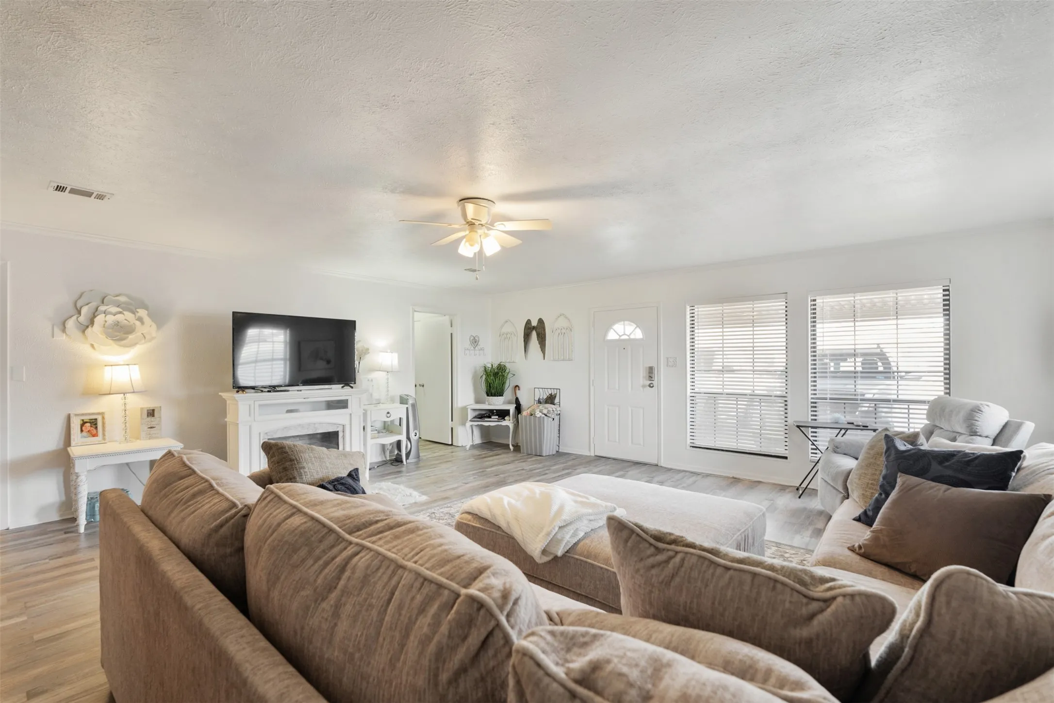 Single Family Residence For Sale in Henderson County , 201 Colonial Circle, Athens, Texas 75751, 3 Bedroom, 3 Bathroom, Garage spaces, 2,502 Sqft, built in 1975, mls#21176798, Real Estate Agent in Athens, Homes For Sale in Henderson county, Homes For Sale in Athens, Realtor in Athens Texas, Real Estate Brokerage Independent Realty Texas, Luminita Cordes Realtor