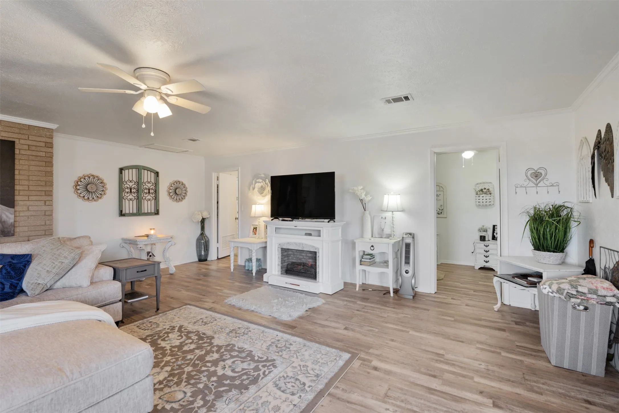 Single Family Residence For Sale in Henderson County , 201 Colonial Circle, Athens, Texas 75751, 3 Bedroom, 3 Bathroom, Garage spaces, 2,502 Sqft, built in 1975, mls#21176798, Real Estate Agent in Athens, Homes For Sale in Henderson county, Homes For Sale in Athens, Realtor in Athens Texas, Real Estate Brokerage Independent Realty Texas, Luminita Cordes Realtor