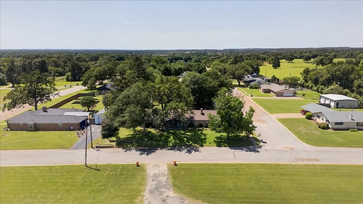 Single Family Residence For Sale in Henderson County , 201 Colonial Circle, Athens, Texas 75751, 3 Bedroom, 3 Bathroom, Garage spaces, 2,502 Sqft, built in 1975, mls#21176798, Real Estate Agent in Athens, Homes For Sale in Henderson county, Homes For Sale in Athens, Realtor in Athens Texas, Real Estate Brokerage Independent Realty Texas, Luminita Cordes Realtor