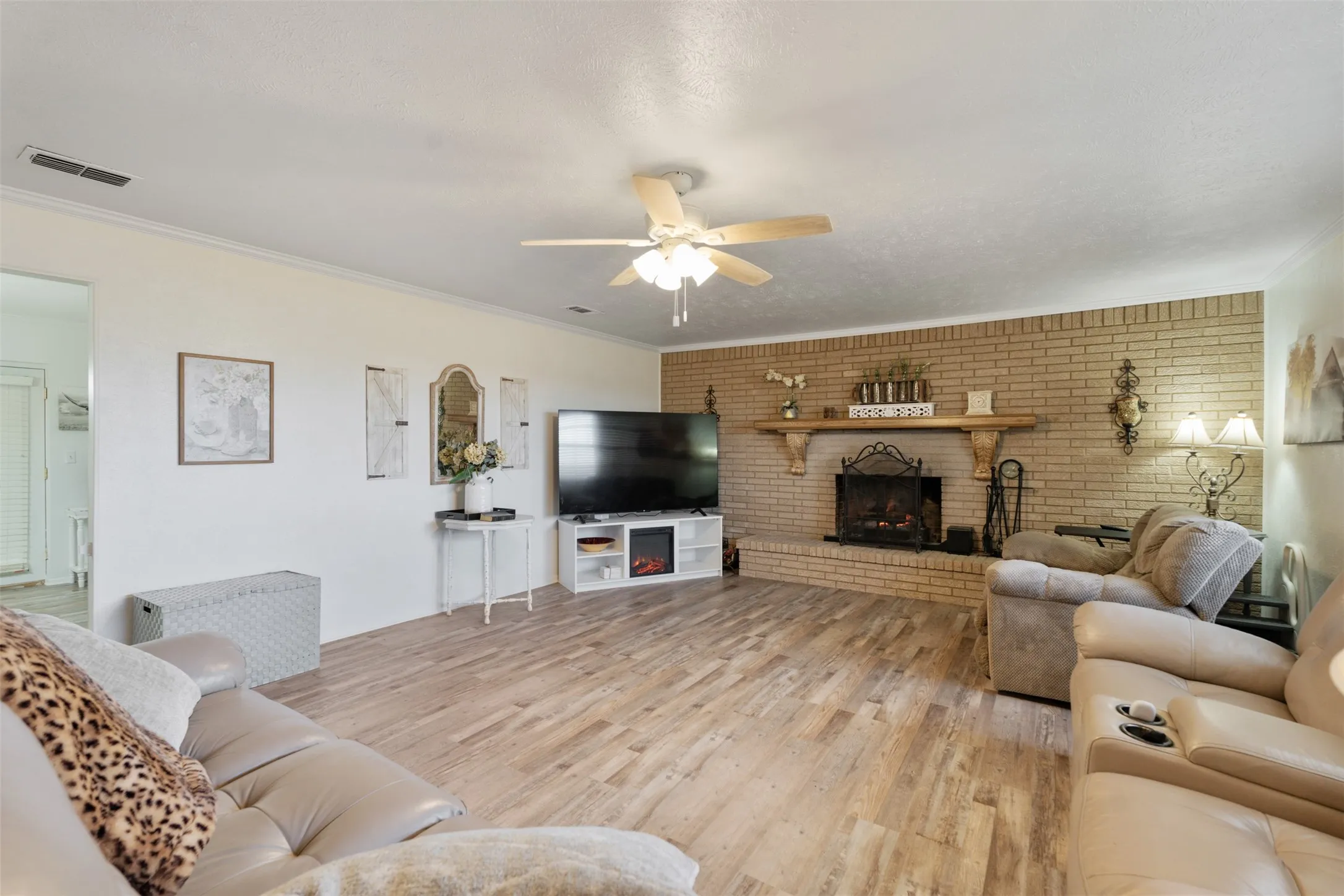 Single Family Residence For Sale in Henderson County , 201 Colonial Circle, Athens, Texas 75751, 3 Bedroom, 3 Bathroom, Garage spaces, 2,502 Sqft, built in 1975, mls#21176798, Real Estate Agent in Athens, Homes For Sale in Henderson county, Homes For Sale in Athens, Realtor in Athens Texas, Real Estate Brokerage Independent Realty Texas, Luminita Cordes Realtor