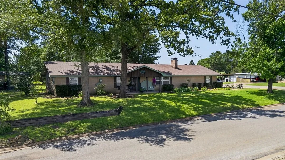 Single Family Residence For Sale in Henderson County , 201 Colonial Circle, Athens, Texas 75751, 3 Bedroom, 3 Bathroom, Garage spaces, 2,502 Sqft, built in 1975, mls#21176798, Real Estate Agent in Athens, Homes For Sale in Henderson county, Homes For Sale in Athens, Realtor in Athens Texas, Real Estate Brokerage Independent Realty Texas, Luminita Cordes Realtor